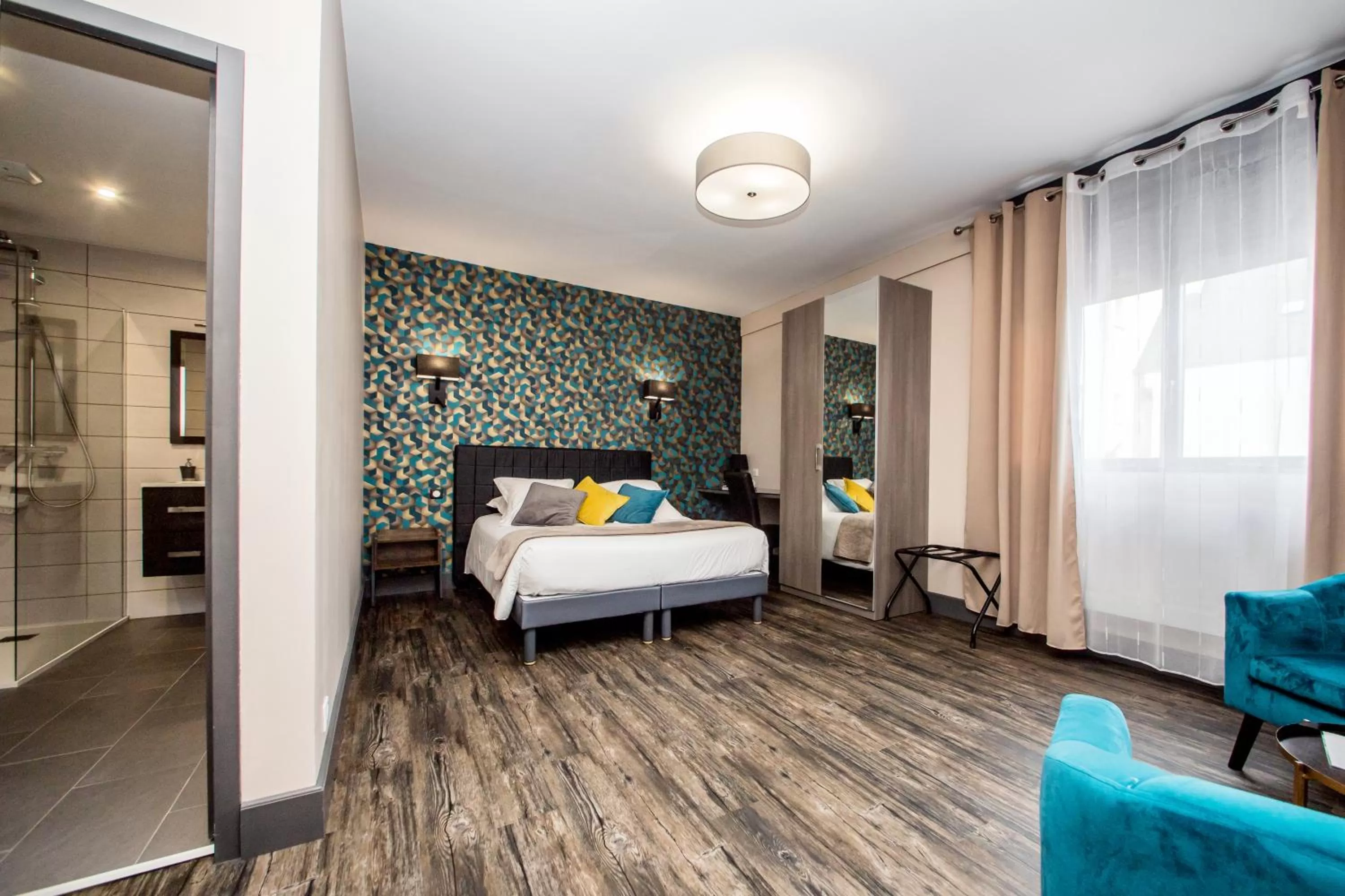 Bedroom, Bed in The Originals Boutique, Hôtel de La Baie de Morlaix