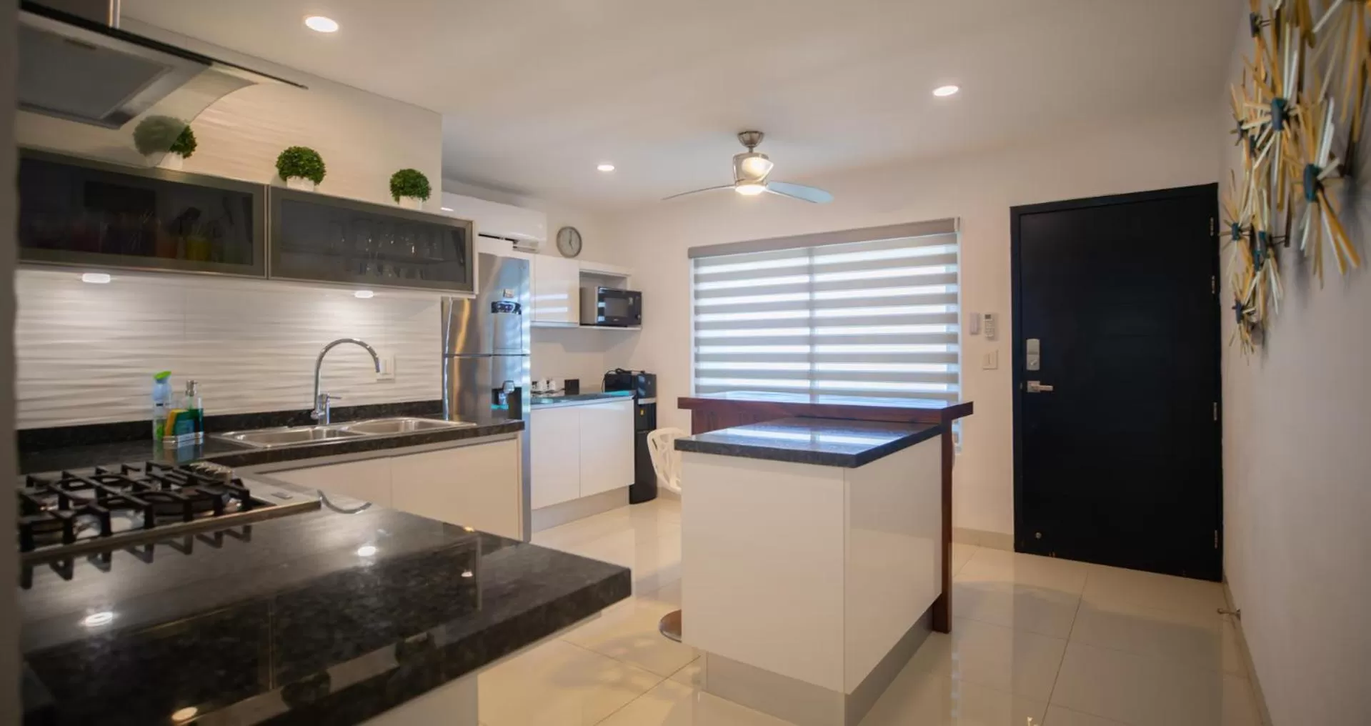 kitchen, Kitchen/Kitchenette in Beachfront Penthouses by LivIN Cancun