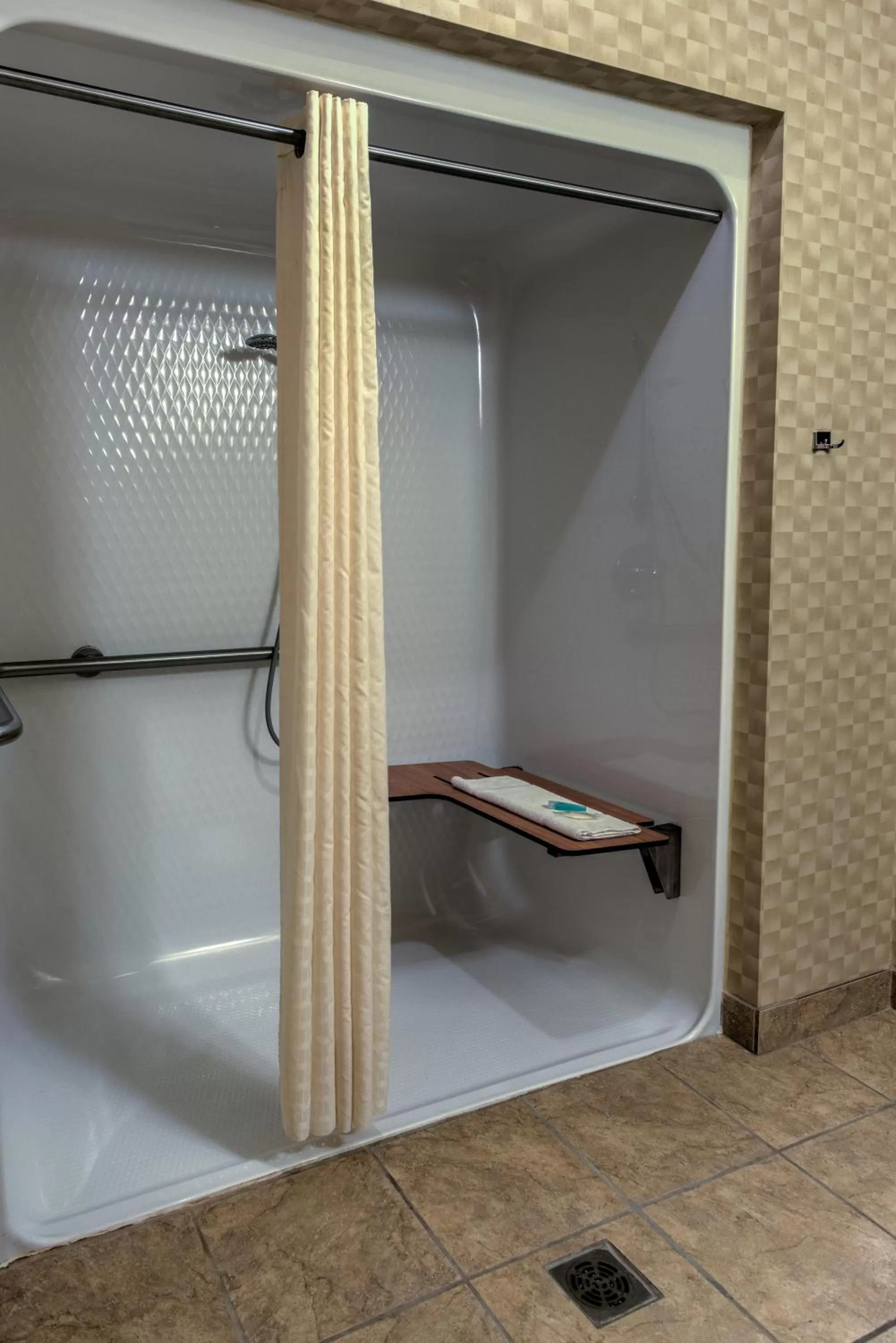 Shower in MainStay Suites St Robert - Fort Leonard Wood