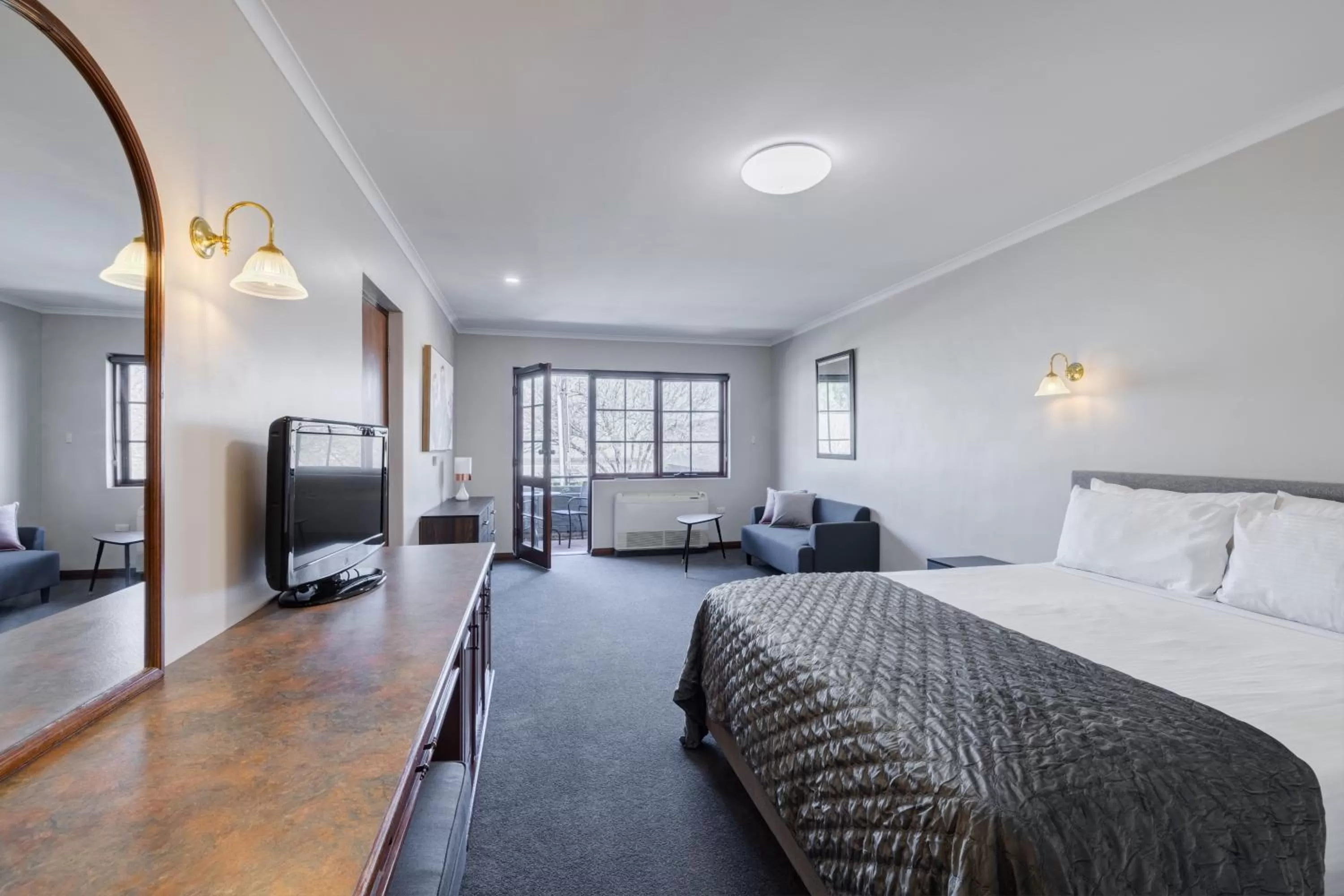 Photo of the whole room, Bed in Adelaide Inn