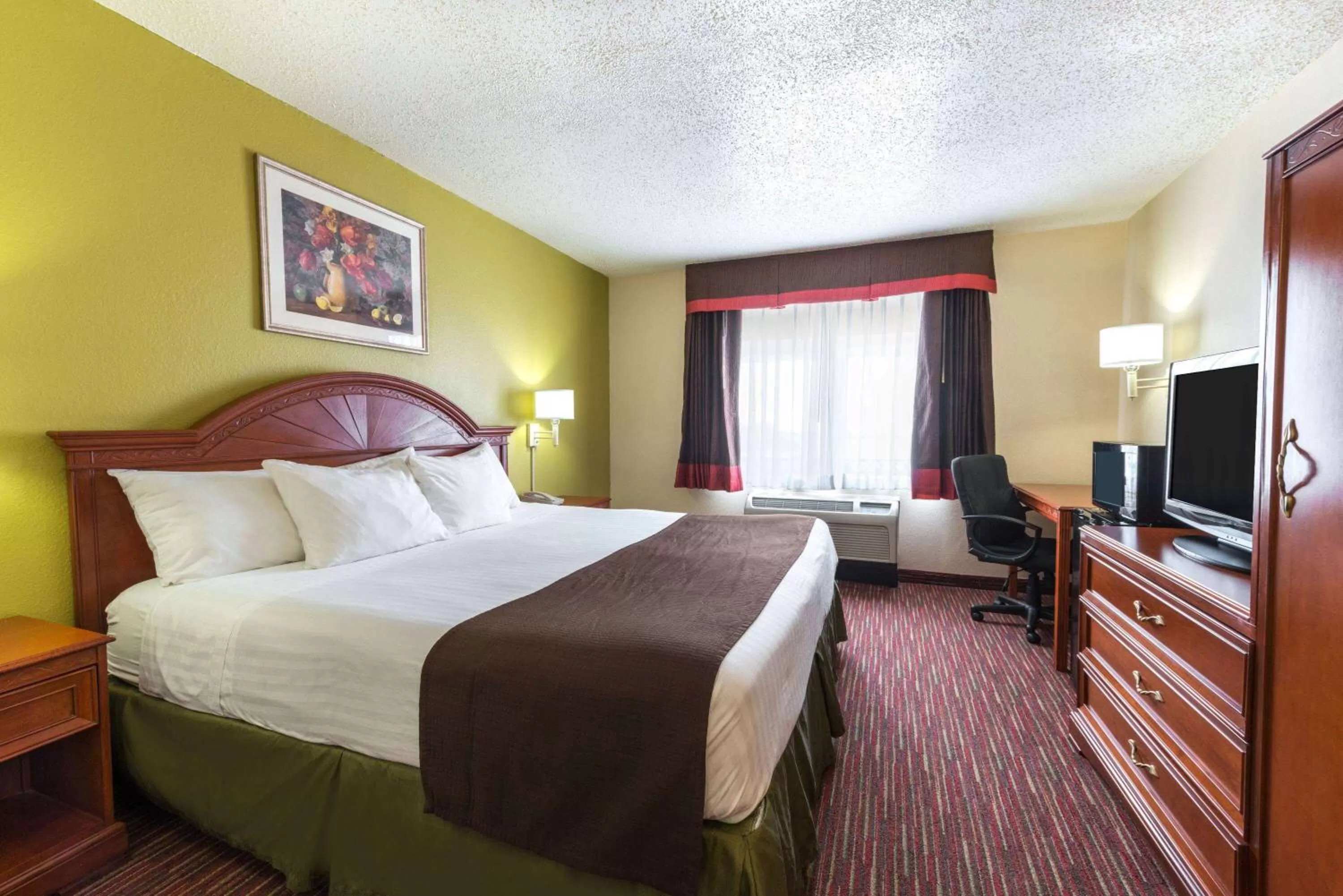 Photo of the whole room, Bed in Baymont by Wyndham Louisville East