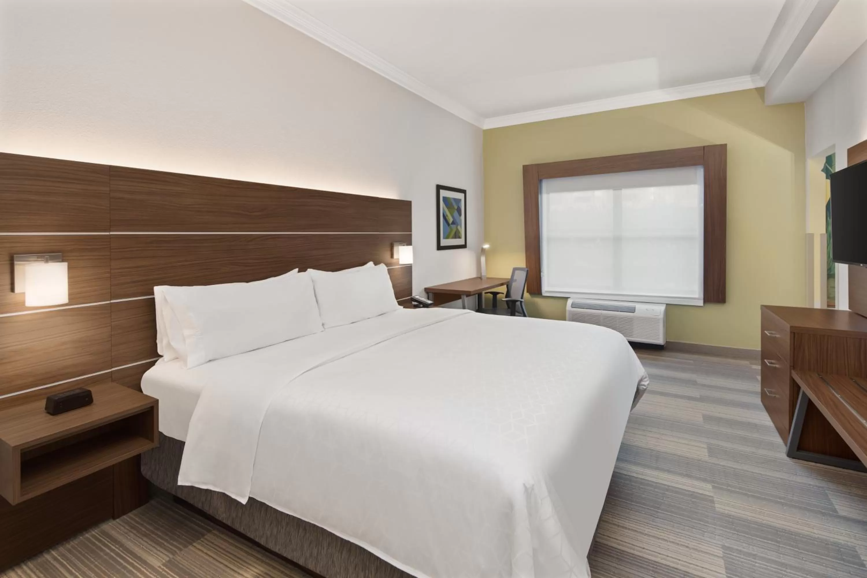 Bedroom, Bed in Holiday Inn Express Hotel & Suites Byron by IHG