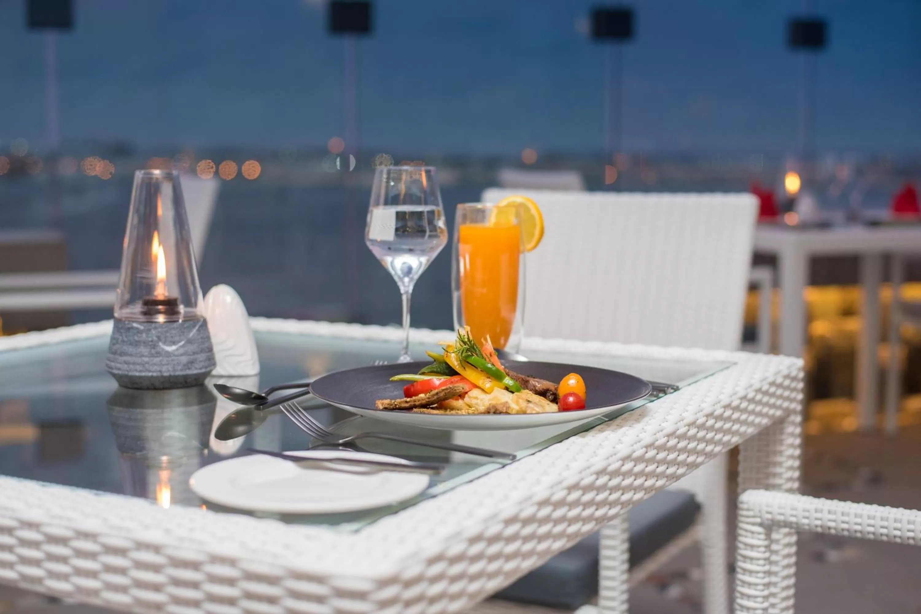 Restaurant/places to eat in Samann Grand