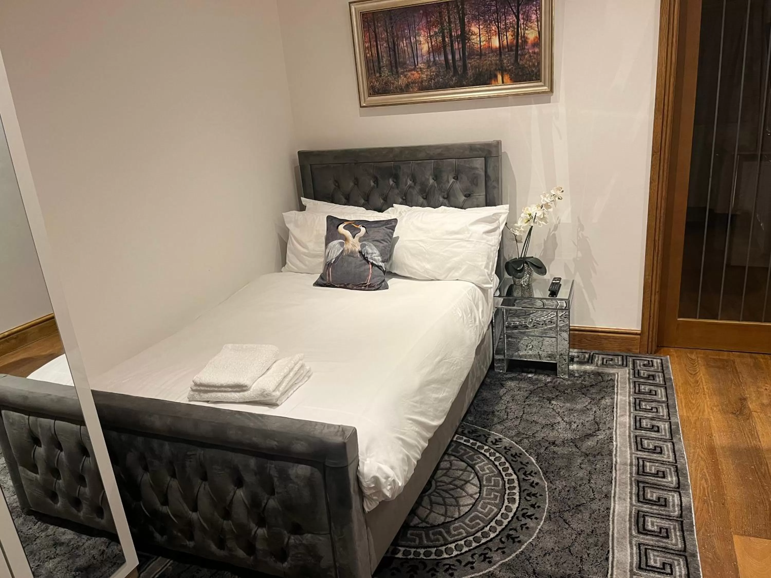Bed in TJ Homes - Luxury Studio Suite with Garden View - Next to tube station London