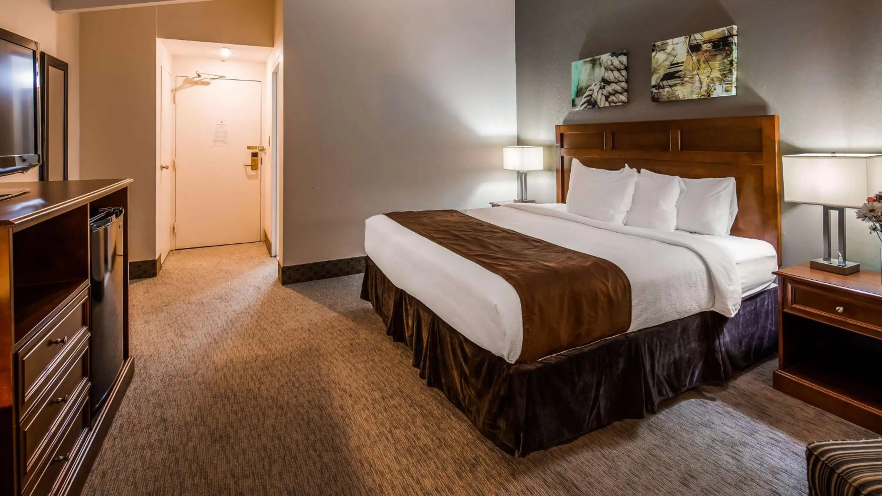 Photo of the whole room, Bed in Best Western Adams Inn Quincy-Boston