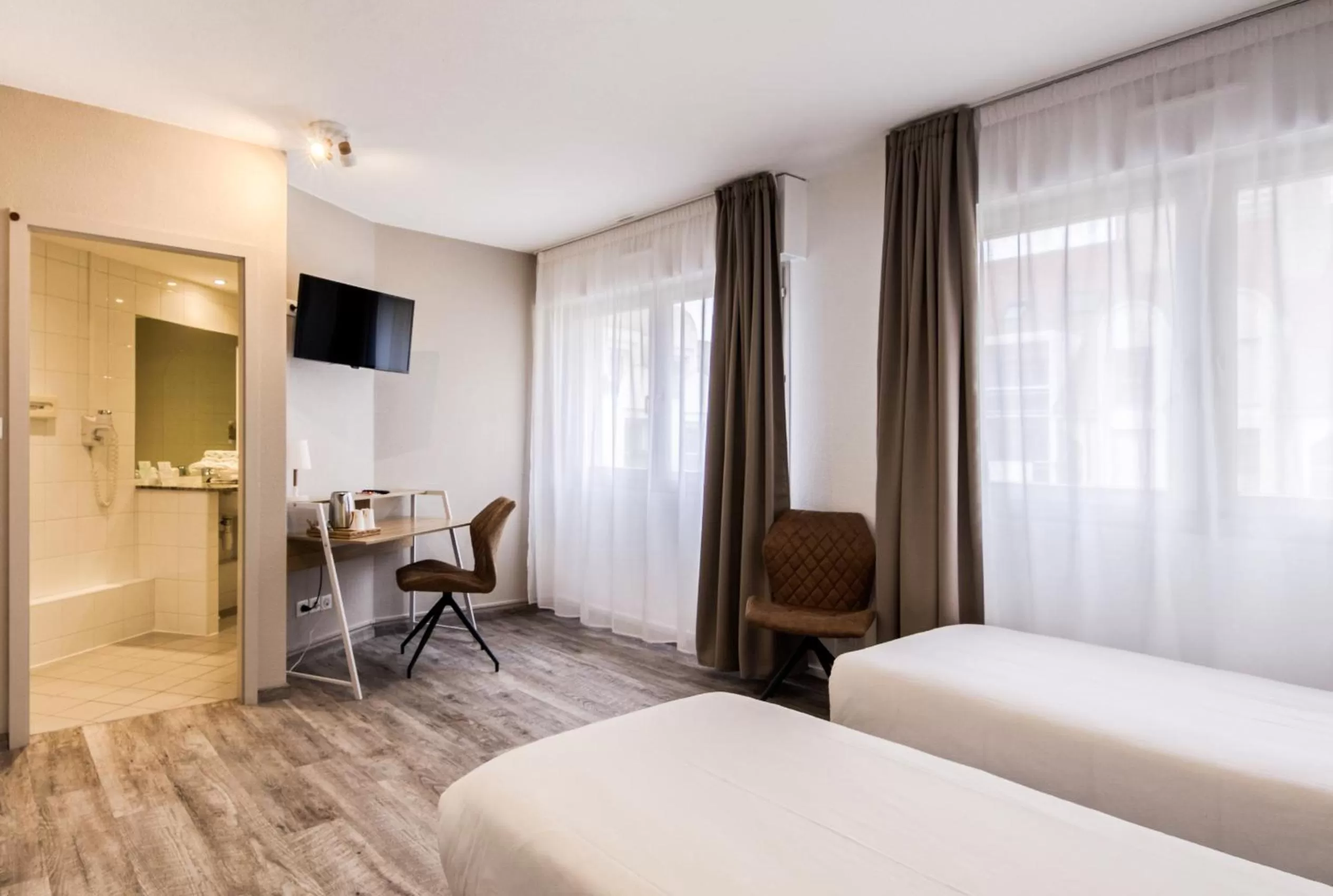 Photo of the whole room in La Maison Hôtel Mulhouse Centre