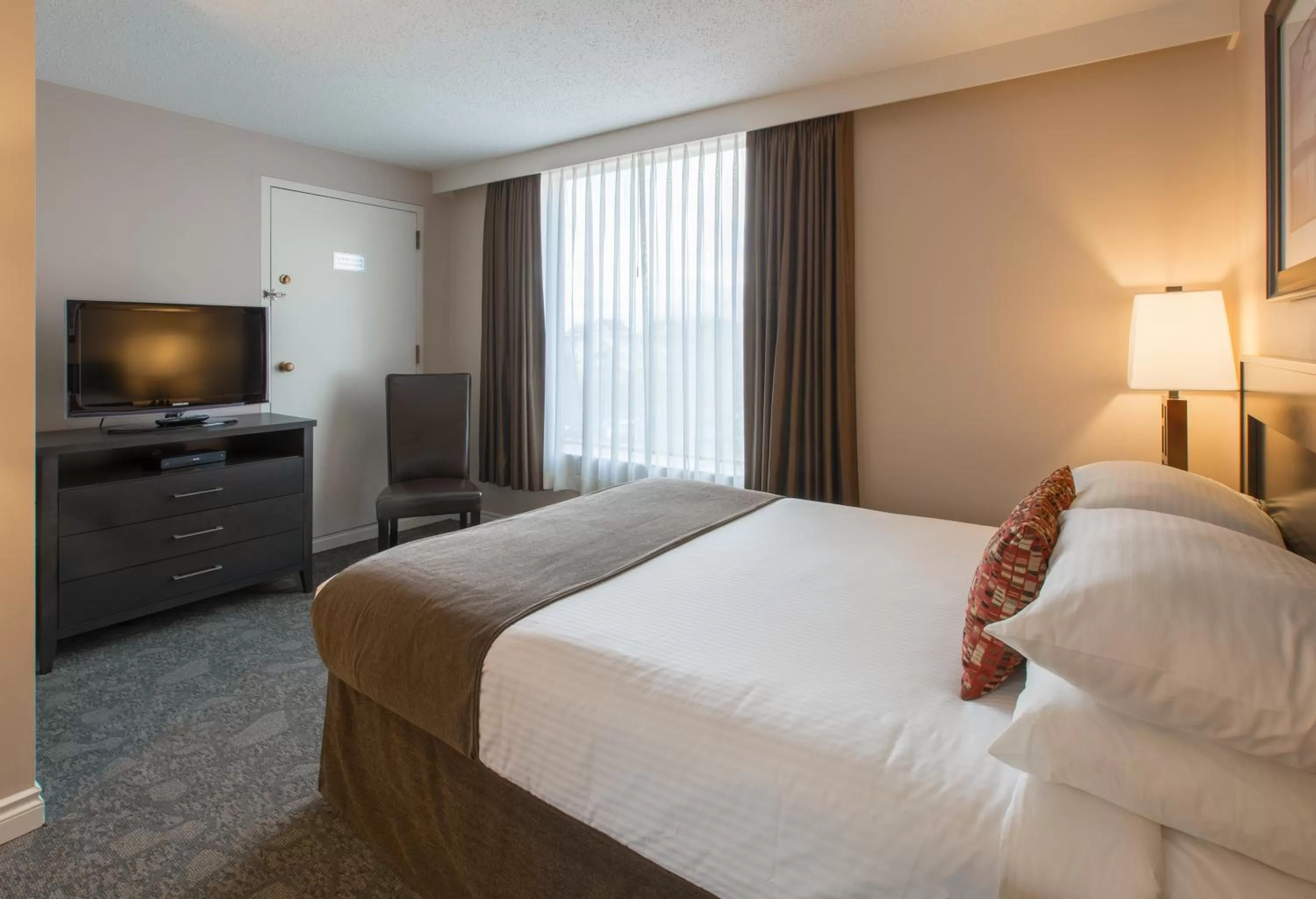 Bedroom, Bed in The Embassy Inn