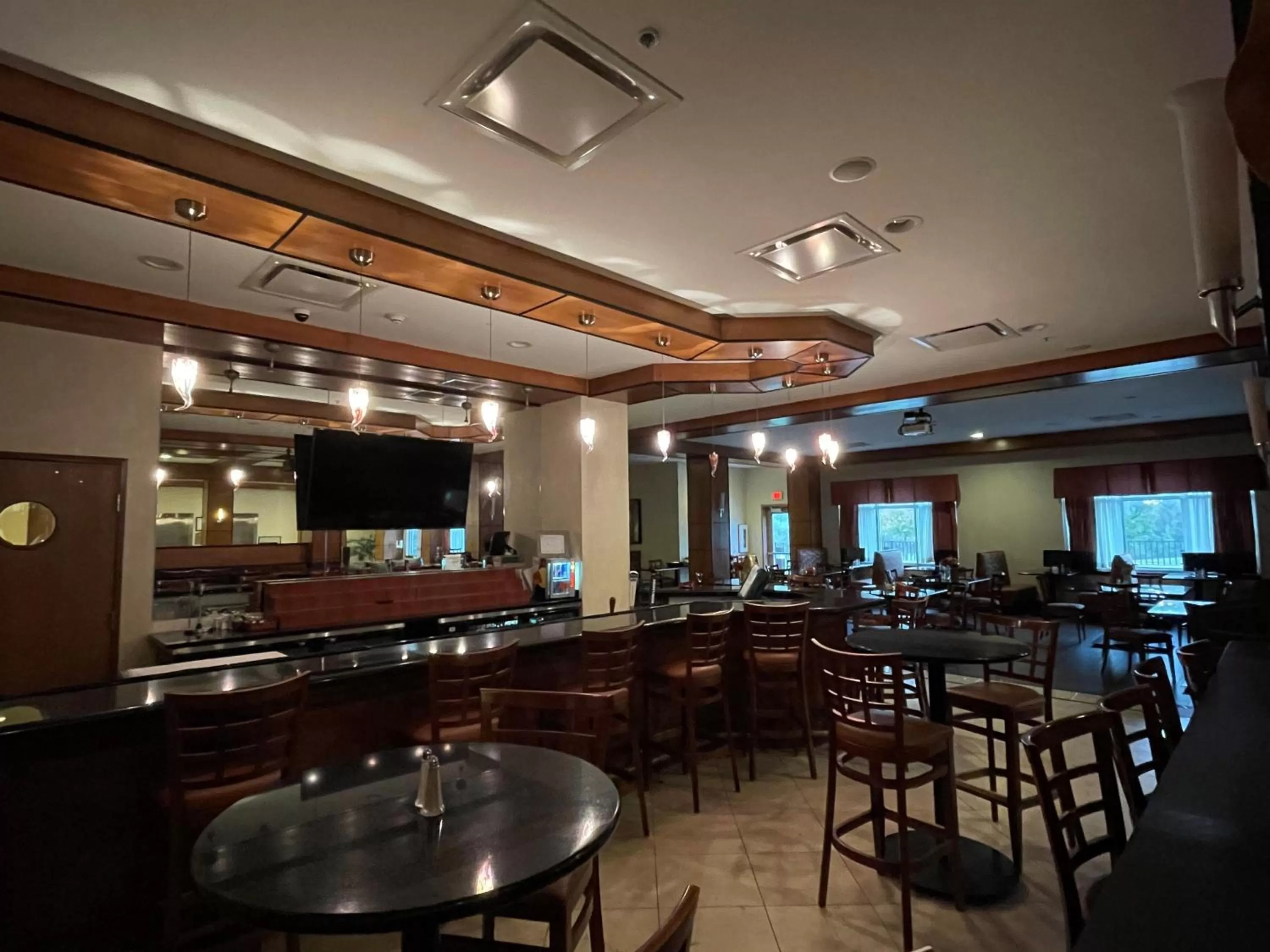 Lounge or bar in Holiday Inn Battle Creek by IHG