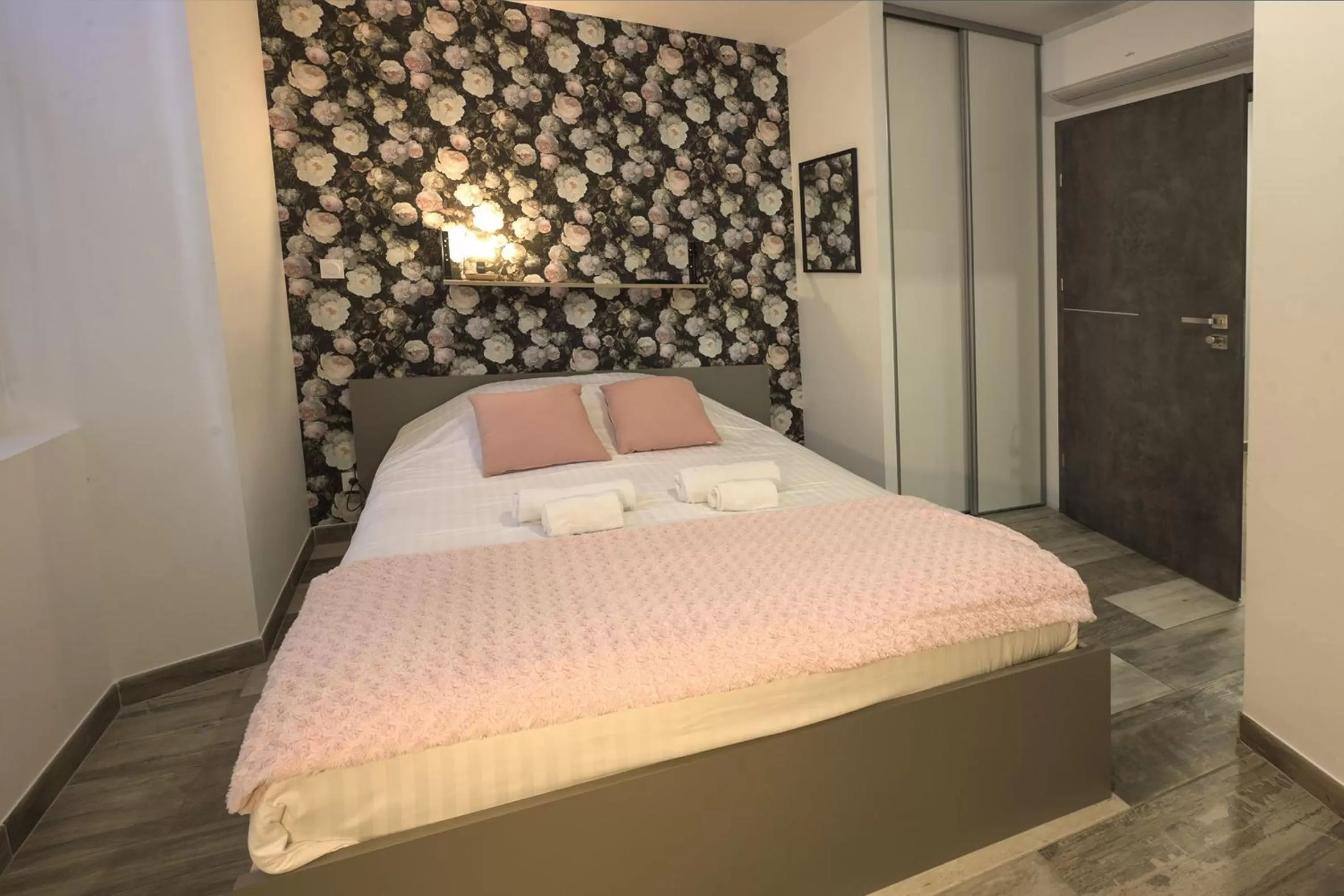 Bed in Hotel De La Croisée