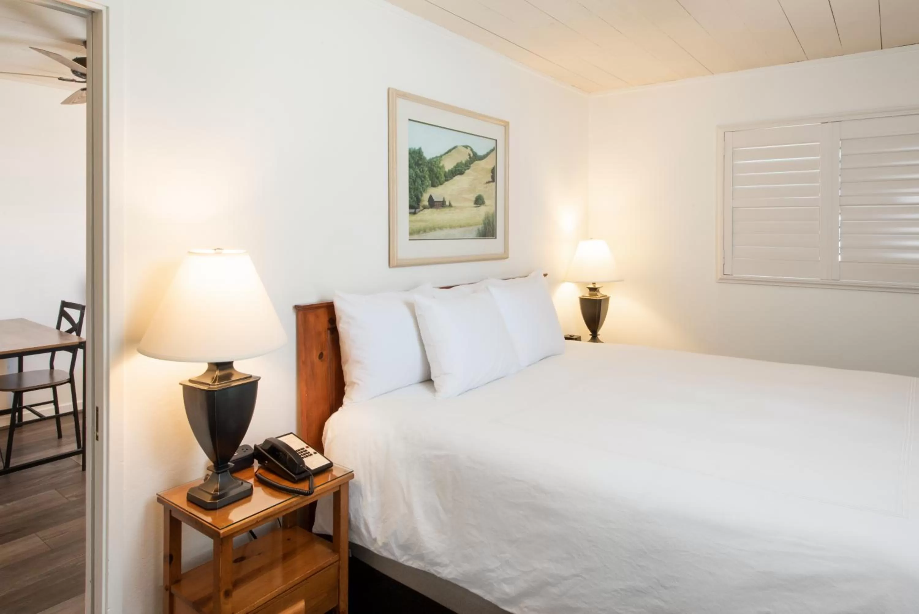 Bedroom, Bed in El Pueblo Inn