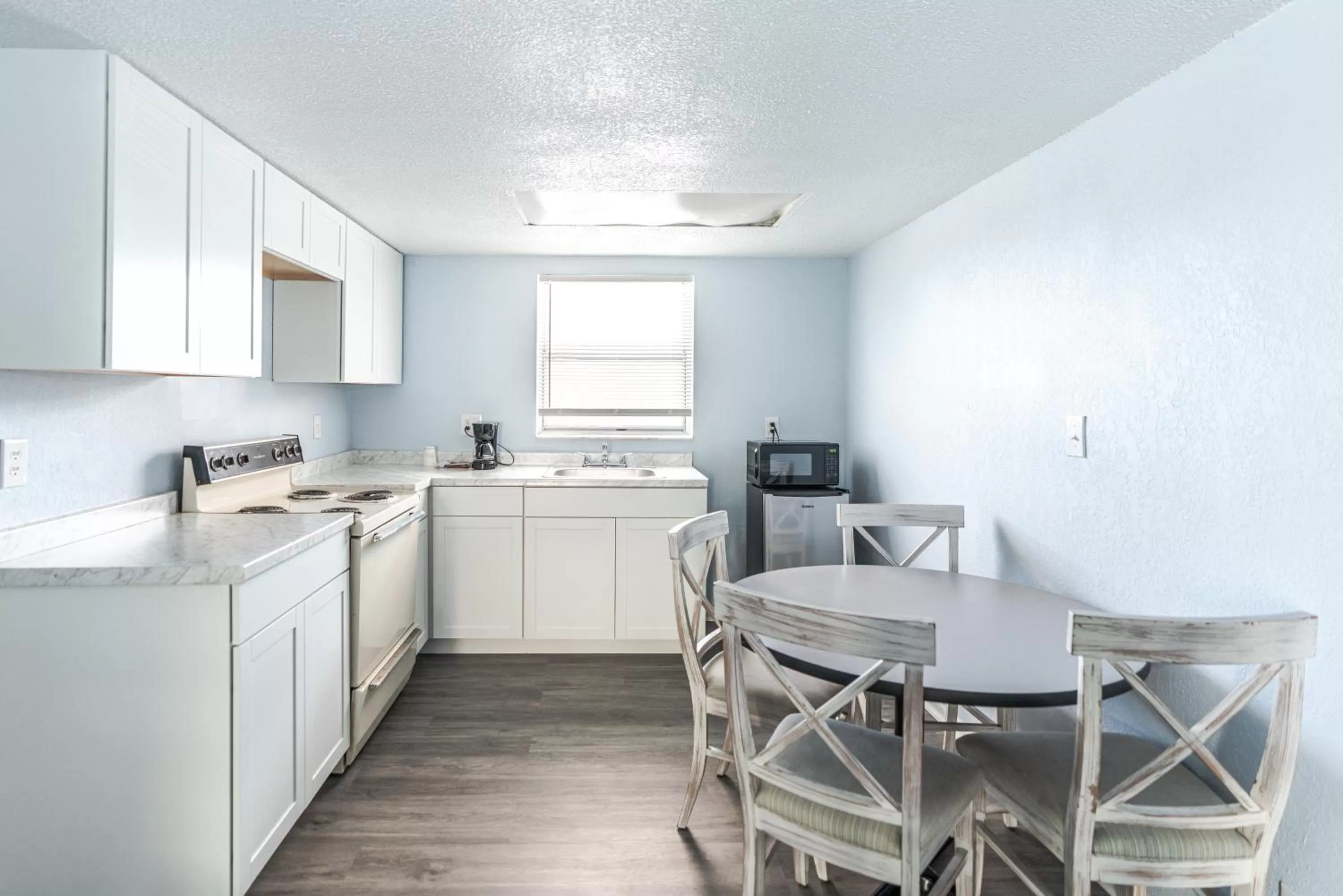 Kitchen/Kitchenette in Echo Sails Motel