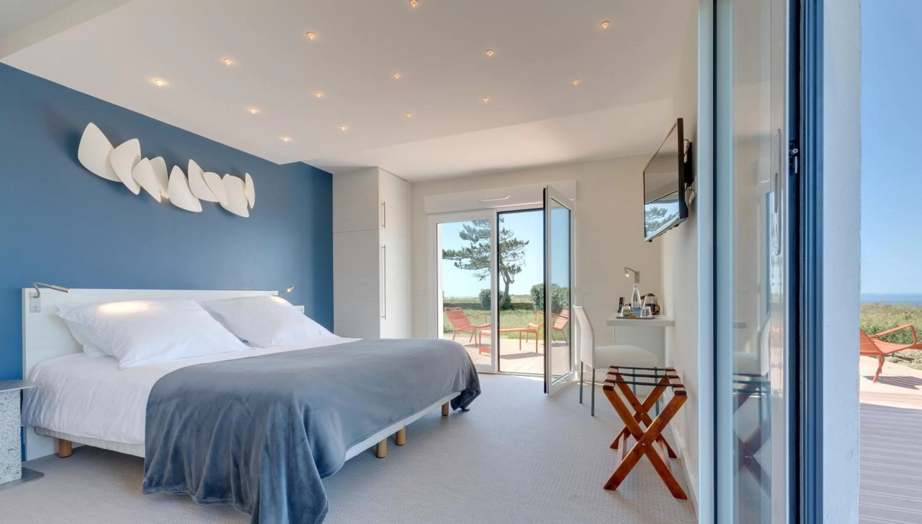 Balcony/Terrace, Bed in Ar Men Du, Hôtel 3 Etoiles Restaurant Gastronomique Durable