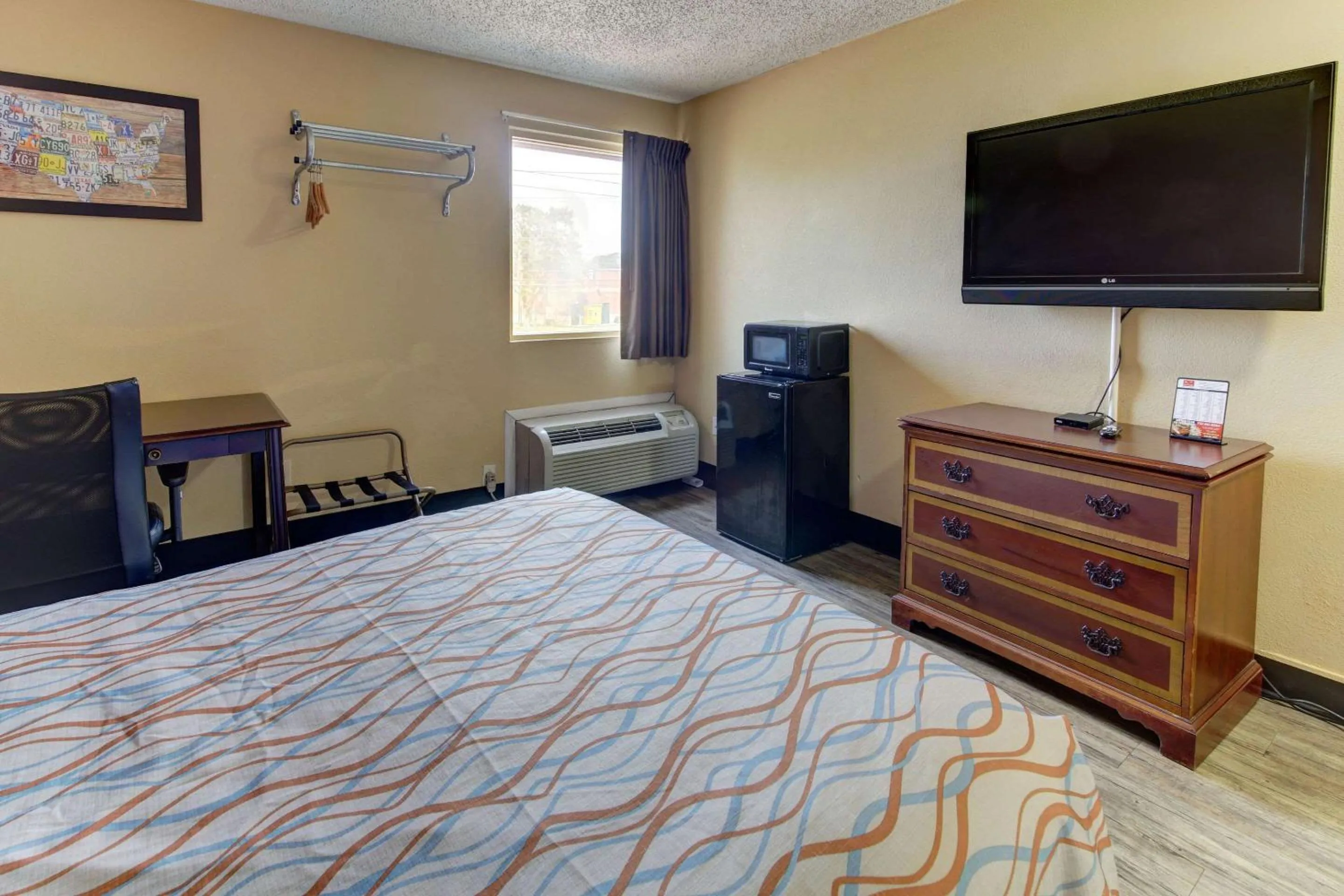 Bedroom, Bed in Econo Lodge Virginia Beach Town Center