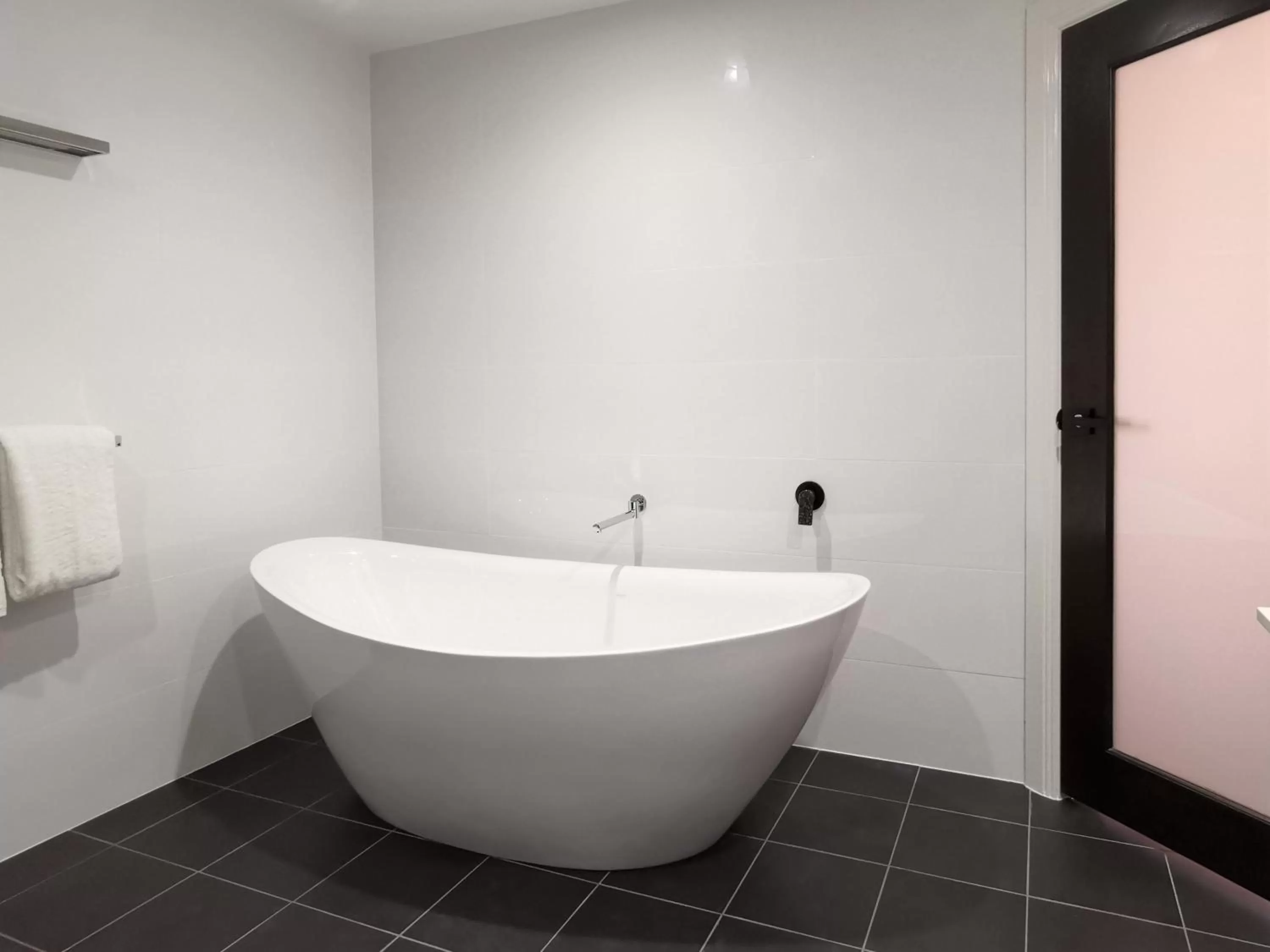 Bathroom in The Abbey Motel Goulburn