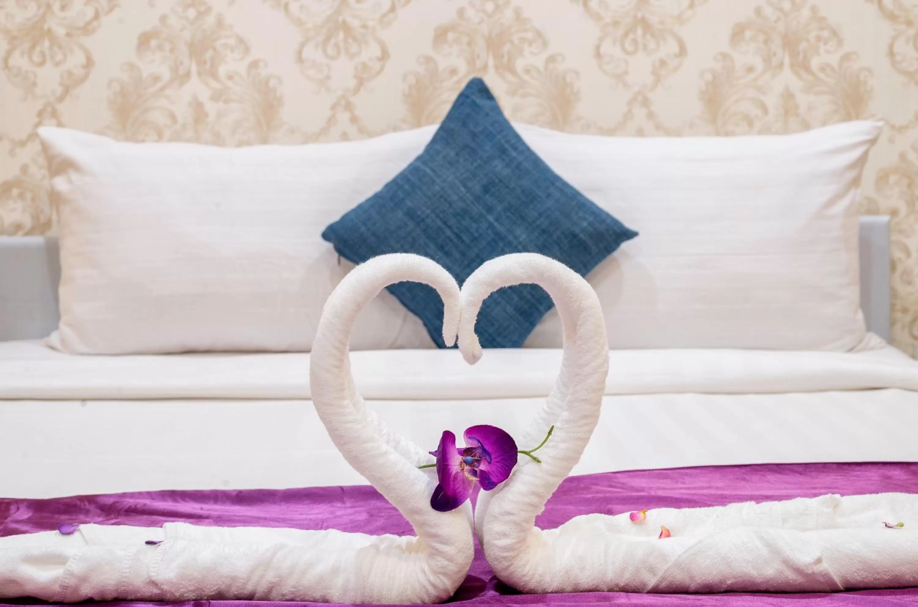 Bed in White Residence Hotel & Apartment