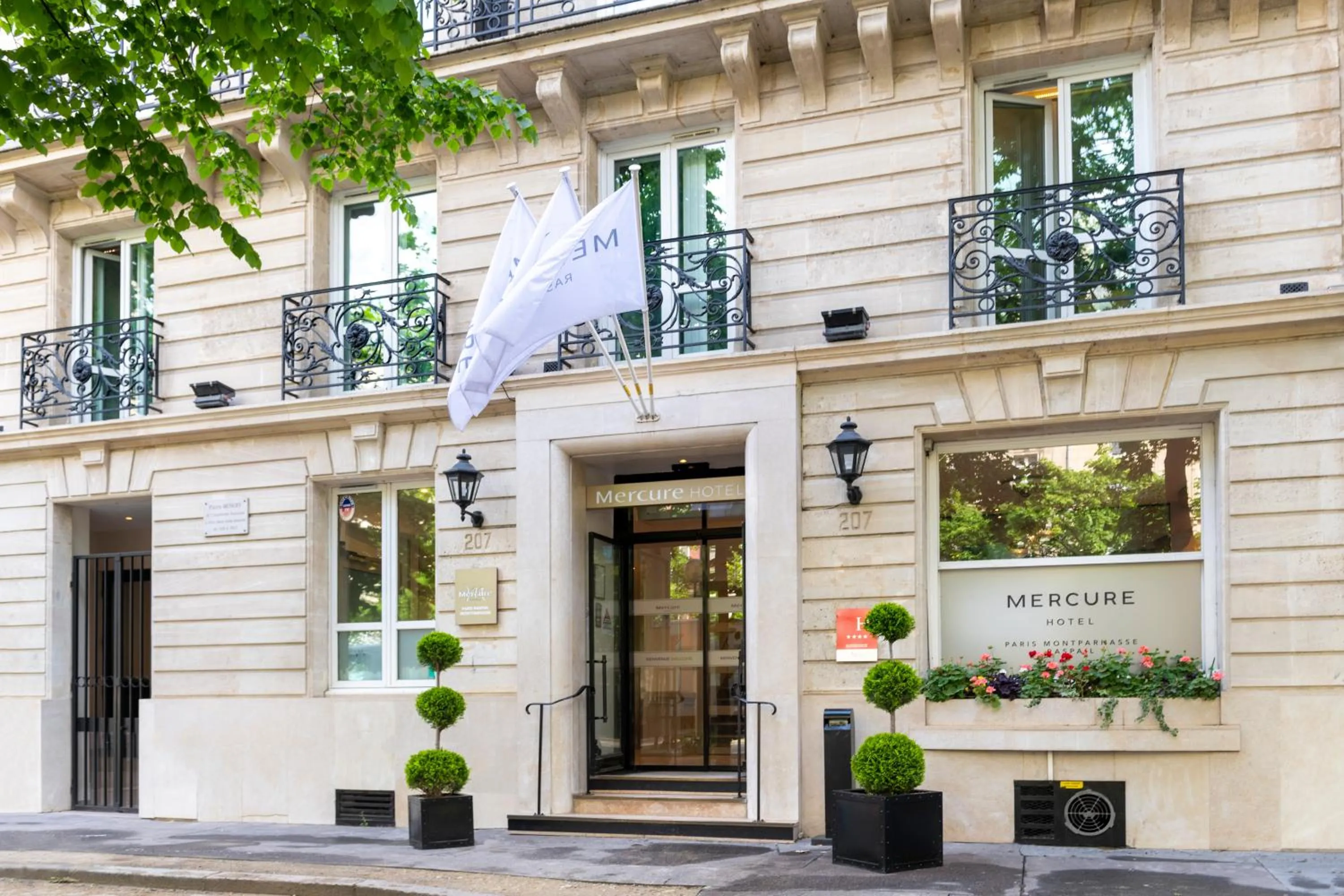 Property building in Mercure Paris Montparnasse Raspail