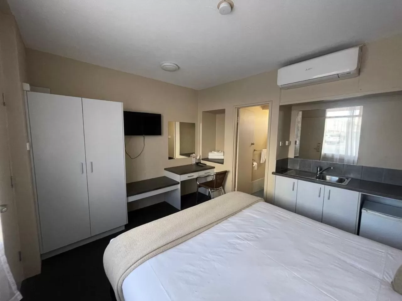 Photo of the whole room, Bed in Astor Hotel Motel