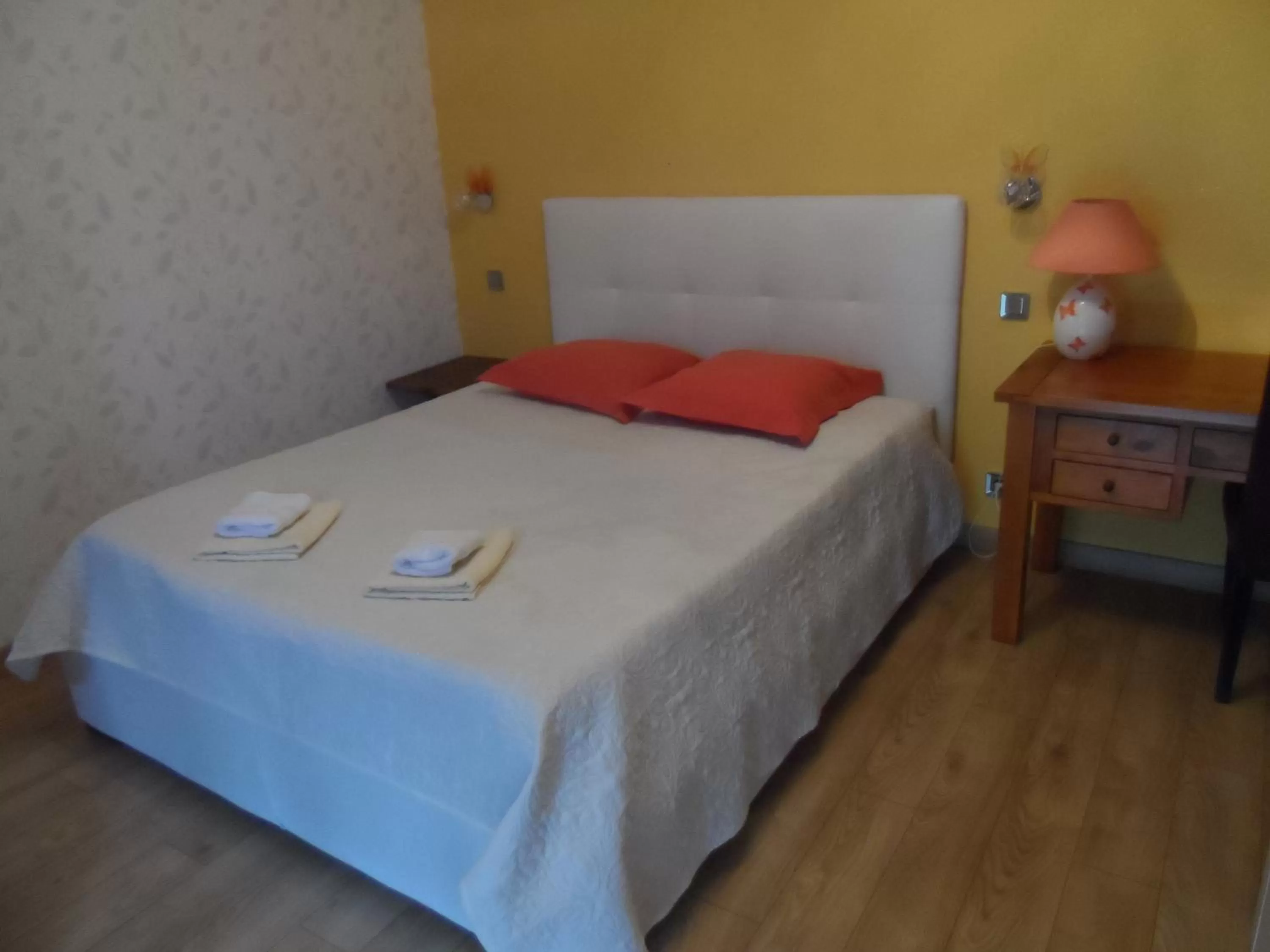 Triple Room with Garden View - single occupancy in Cafecouet'Breizh