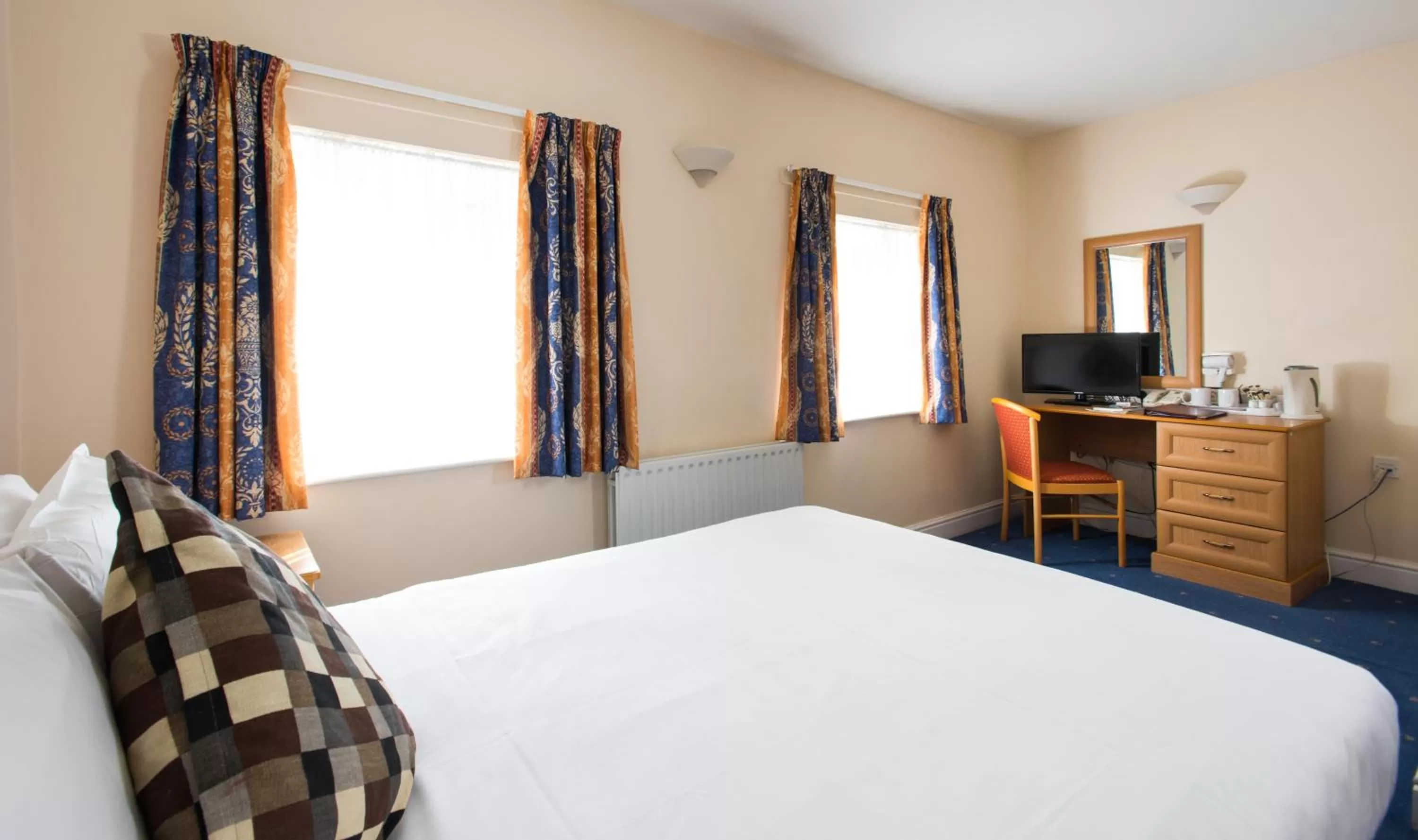 Photo of the whole room, Bed in Mercure Newbury West Grange Hotel
