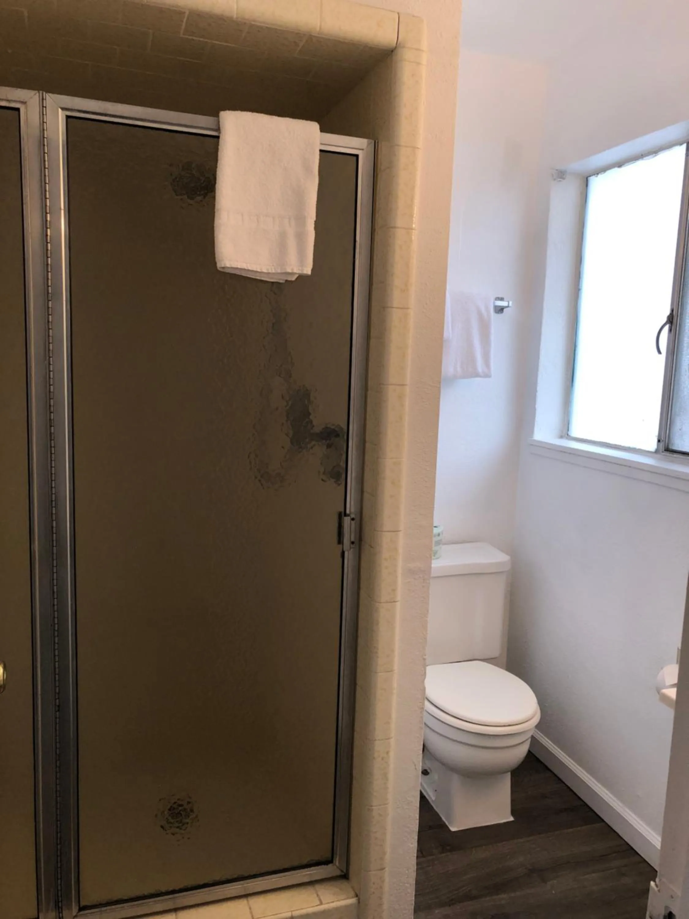 Shower in Cedar Inn & Suites