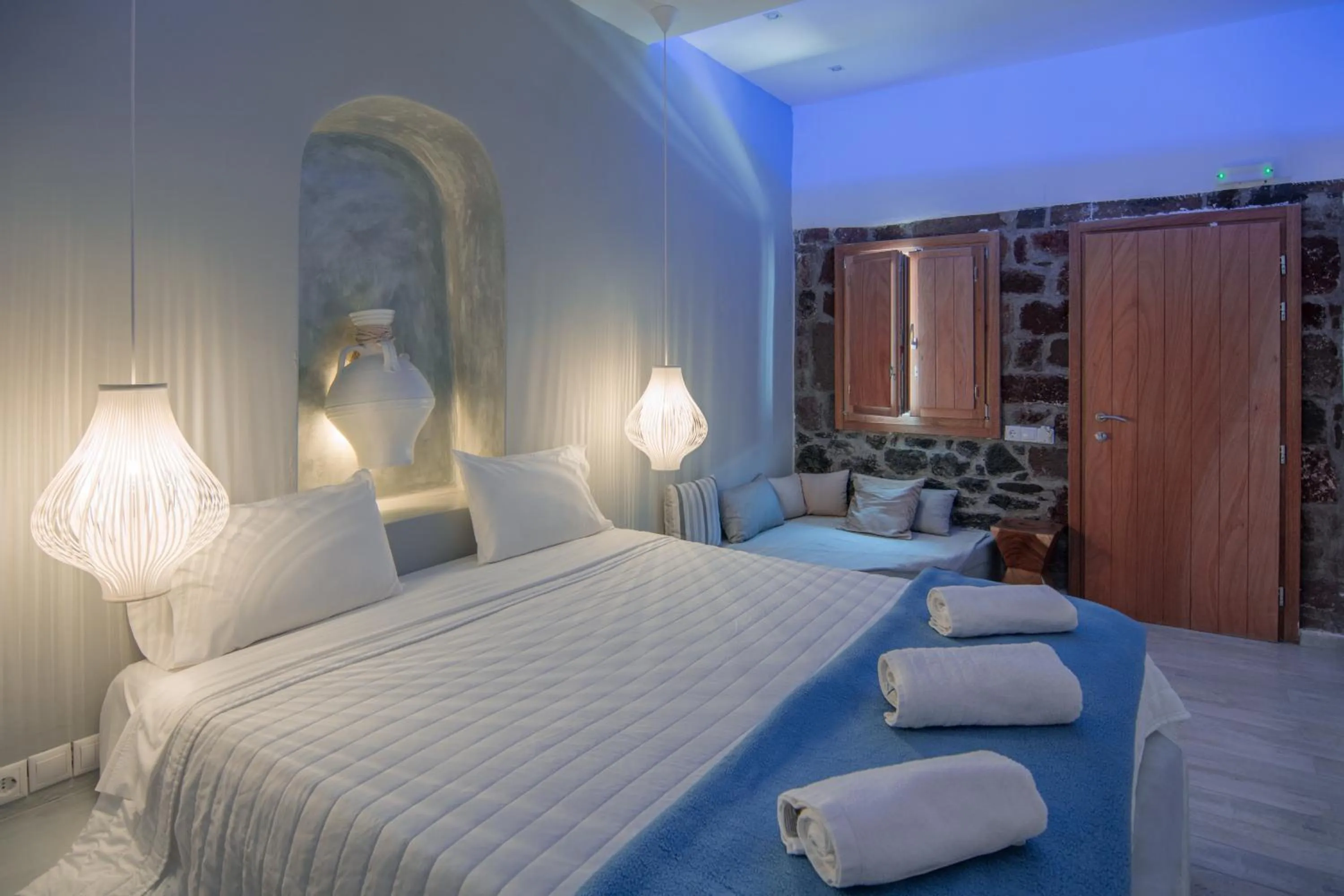 Bed in Loucas on the Cliff