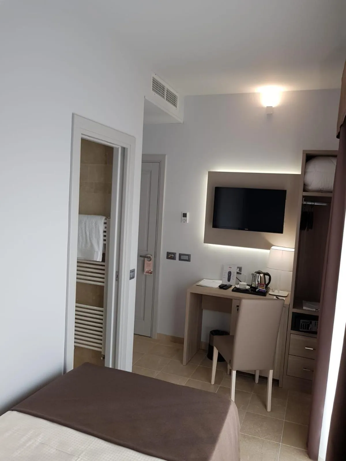 Photo of the whole room, Bed in Netum Hotel