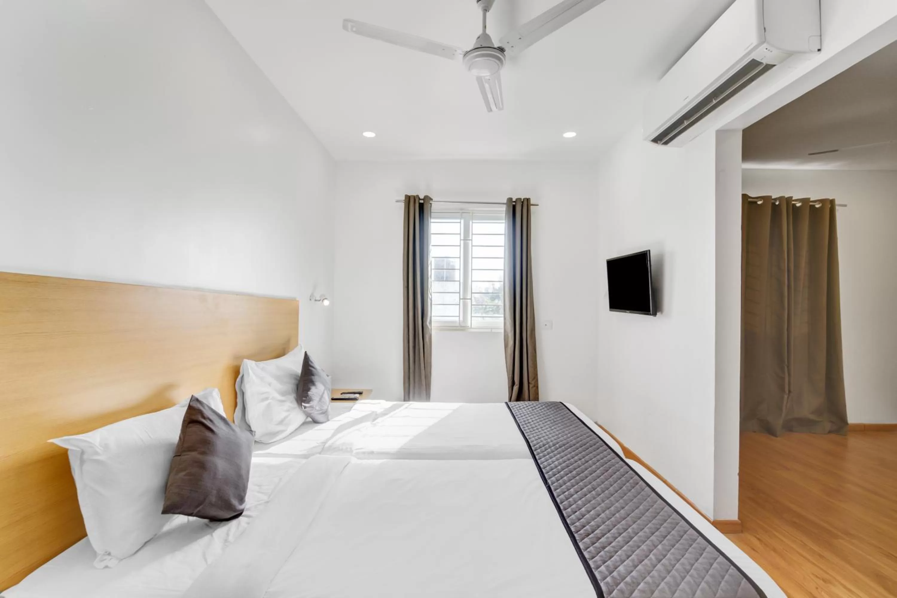 Communal lounge/ TV room, Bed in UPAR Hotels Thoraipakkam, OMR