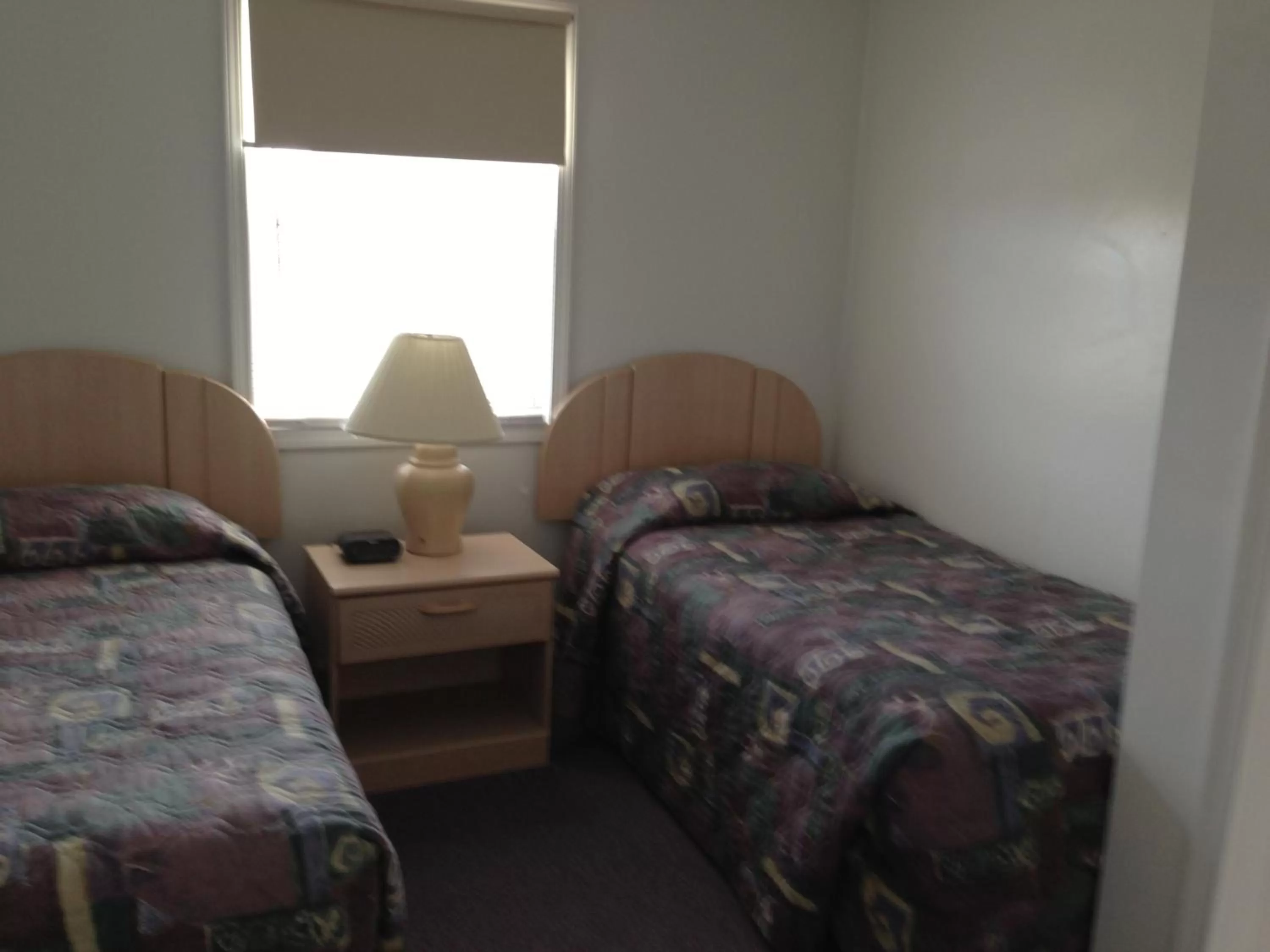 Bed in Settler's Inn & Motel