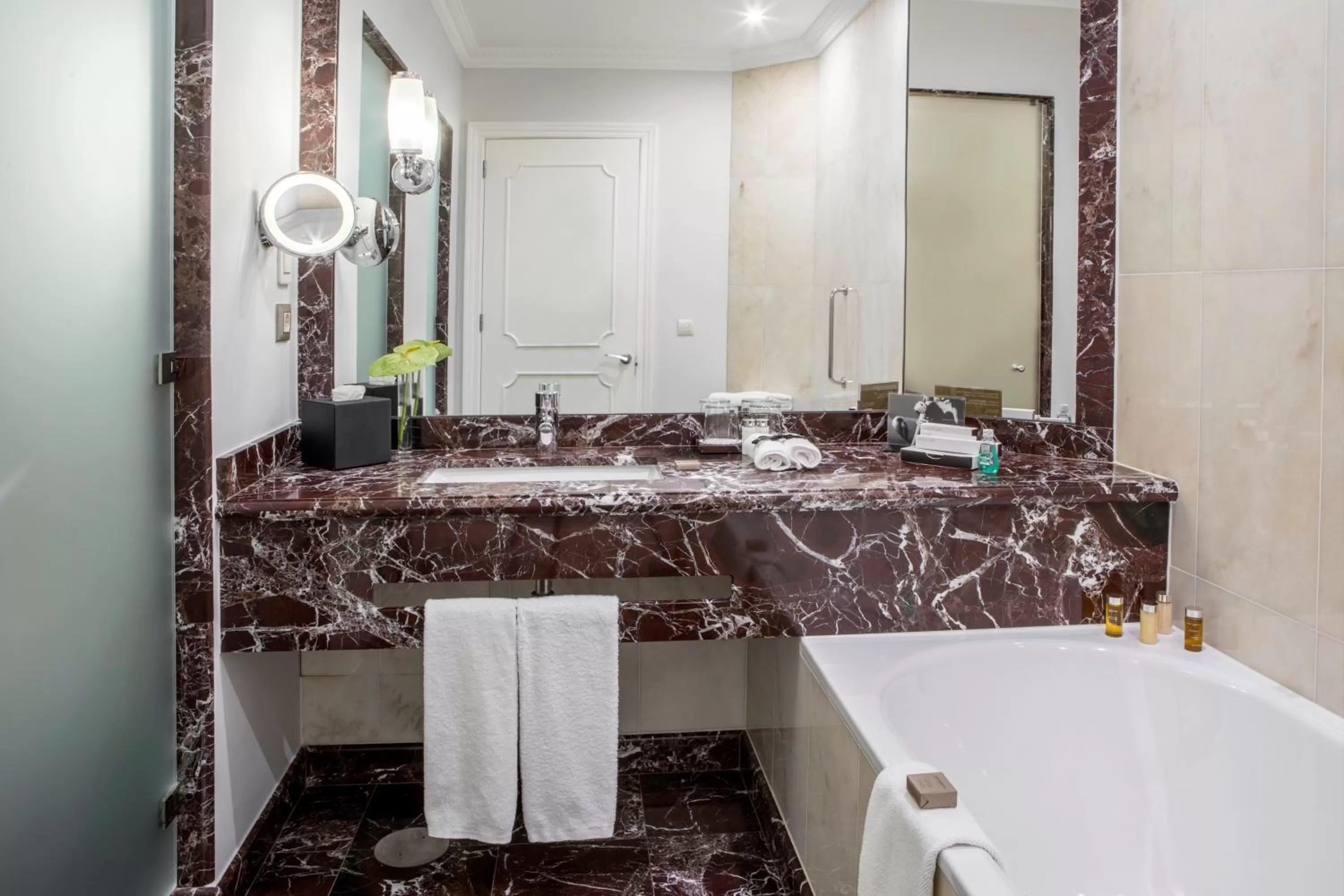 Photo of the whole room in InterContinental Porto - Palacio das Cardosas by IHG