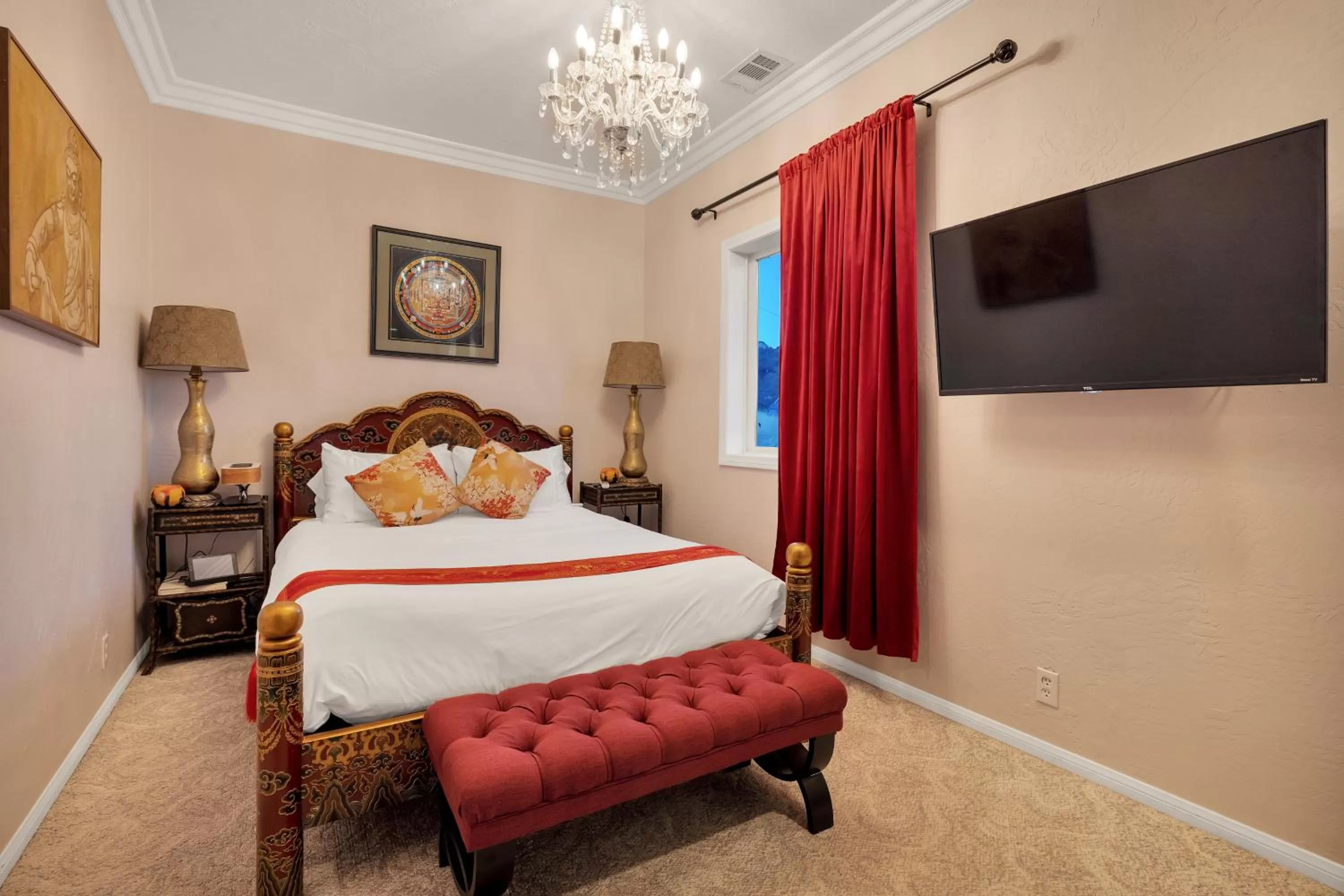 Bed in Quiet Mind Mountain Lodge, Retreat & Spa