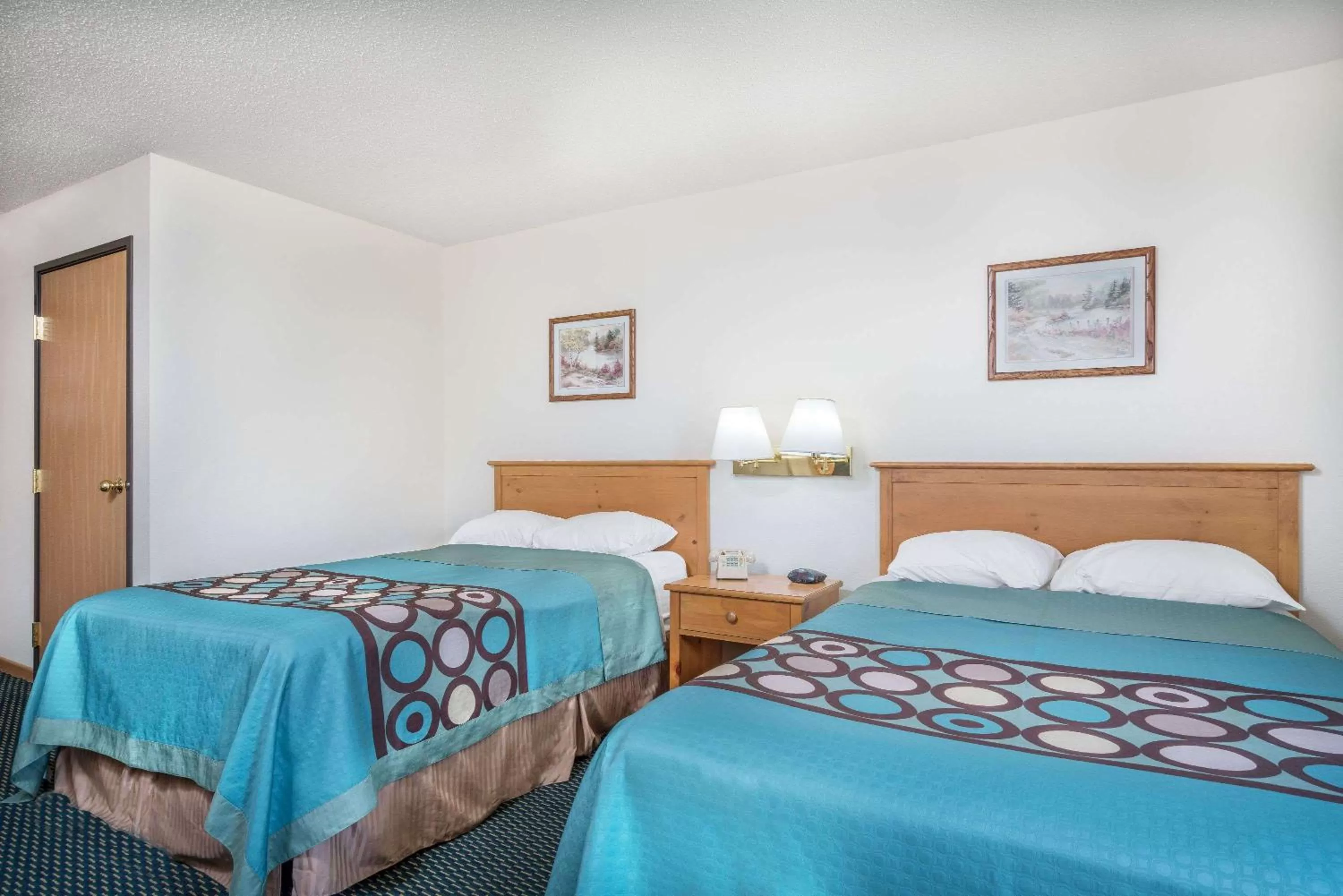 Photo of the whole room, Bed in Super 8 by Wyndham Phillips