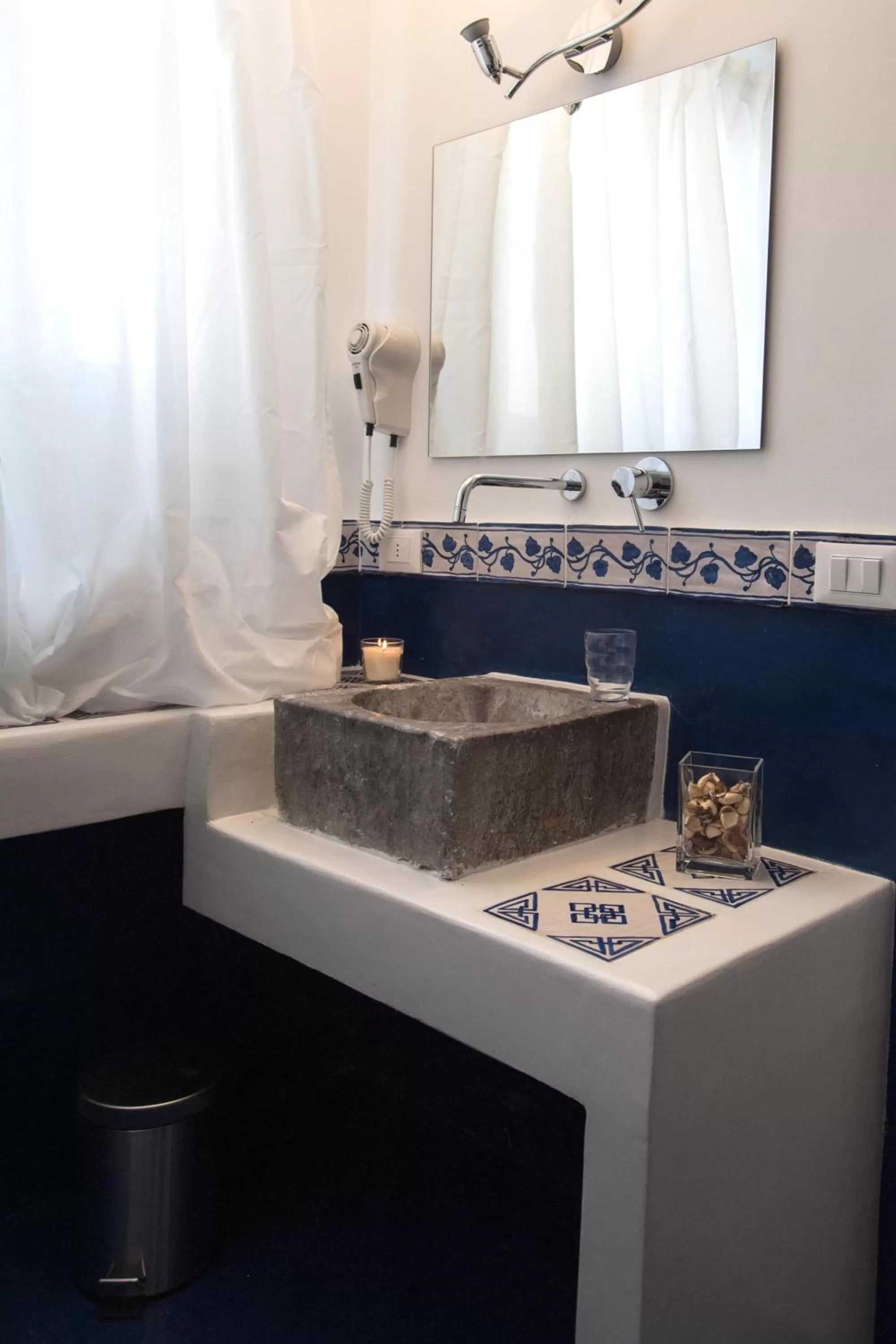 Bathroom in L'Opera Buffa