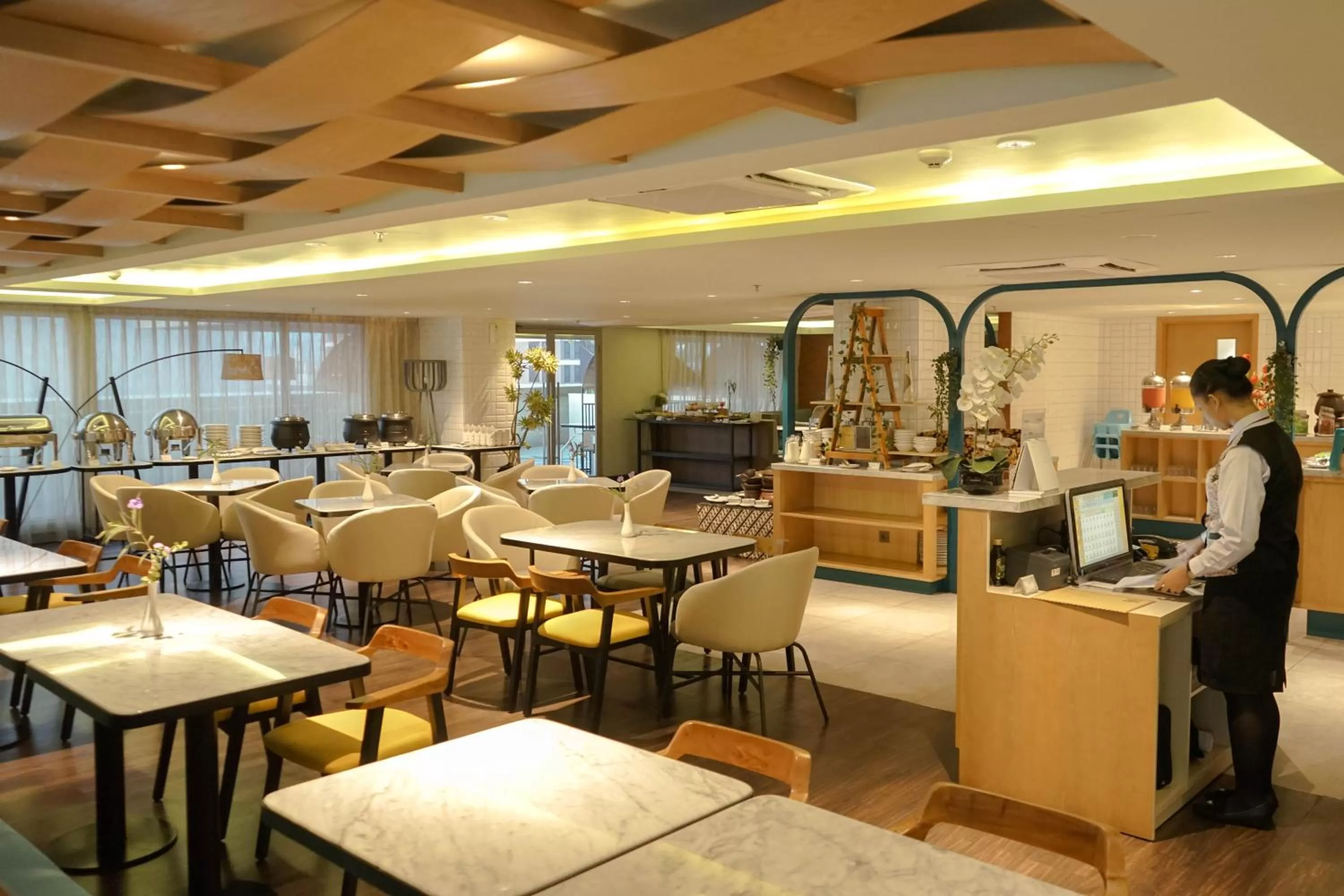 Restaurant/places to eat in Louis Kienne Hotel Pemuda