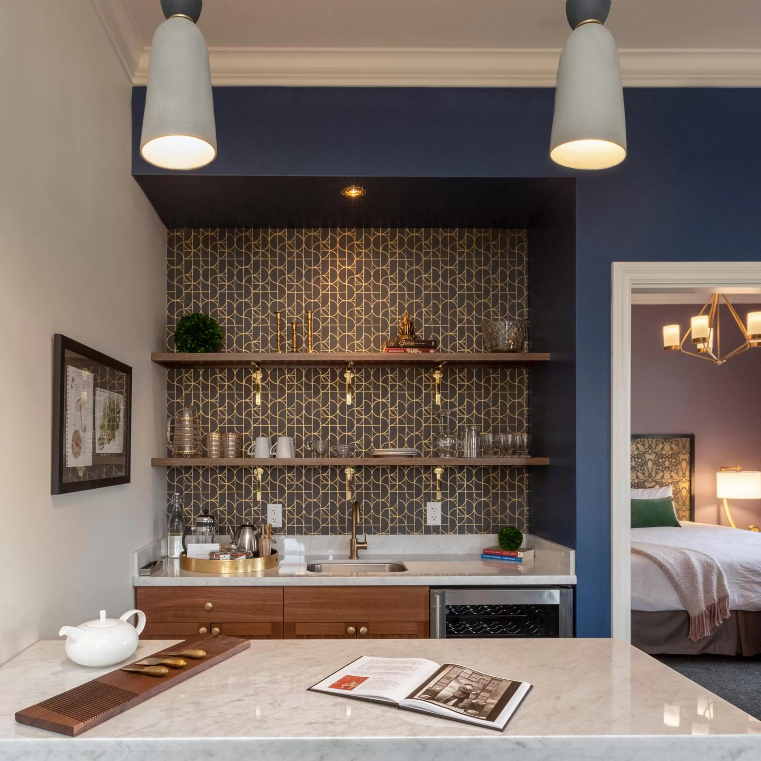 Kitchen or kitchenette, Bed in Atticus Hotel
