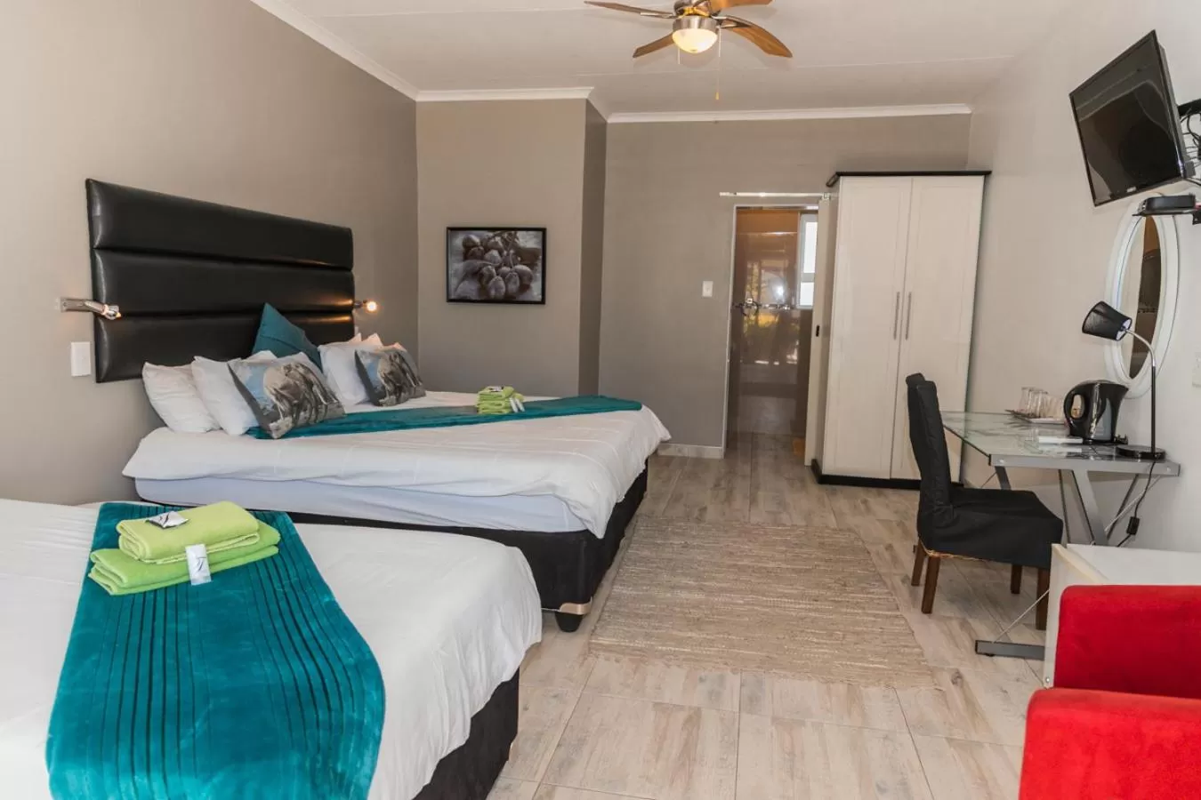 Photo of the whole room, Bed in Out of Africa Town Lodge