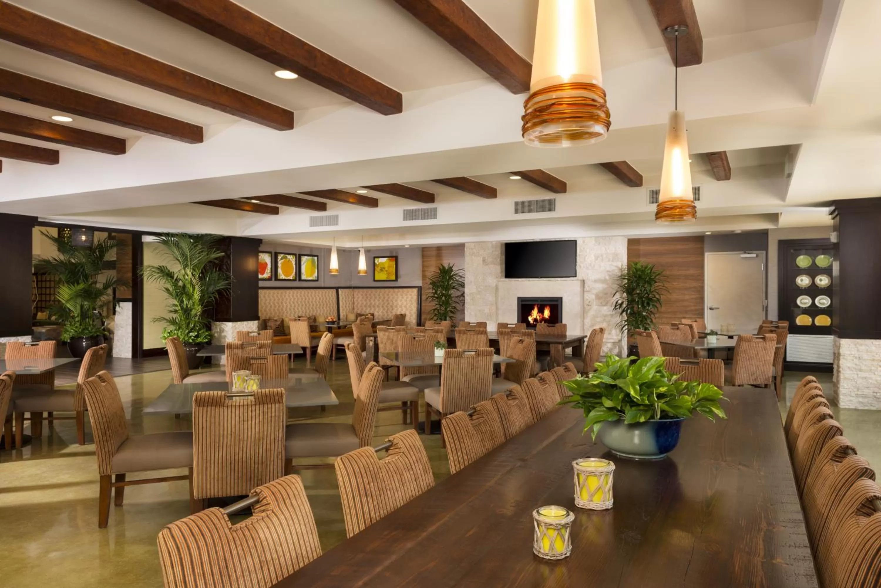 Restaurant/places to eat in Ayres Hotel Orange