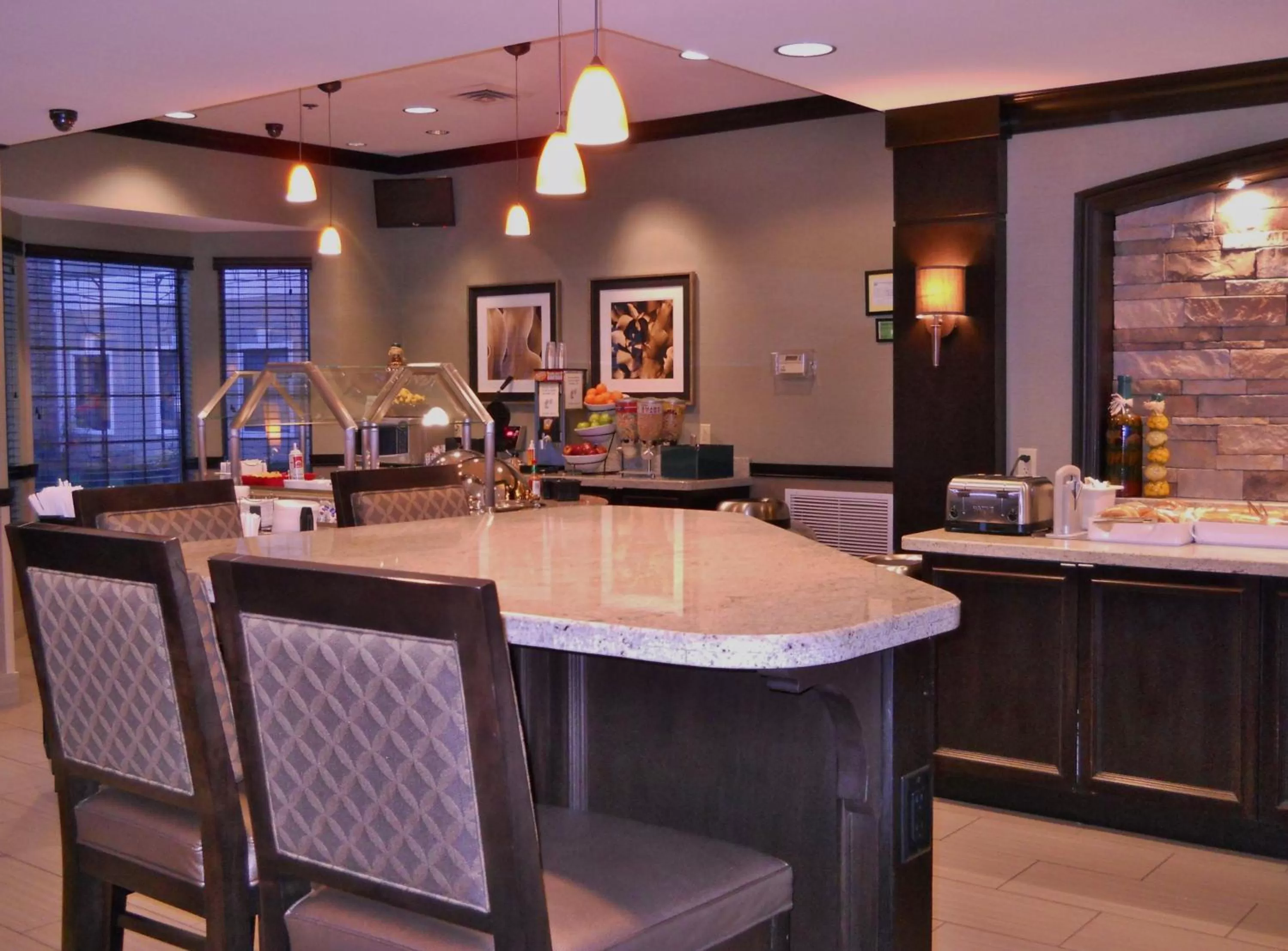 Restaurant/places to eat in Staybridge Suites Columbus-Airport by IHG