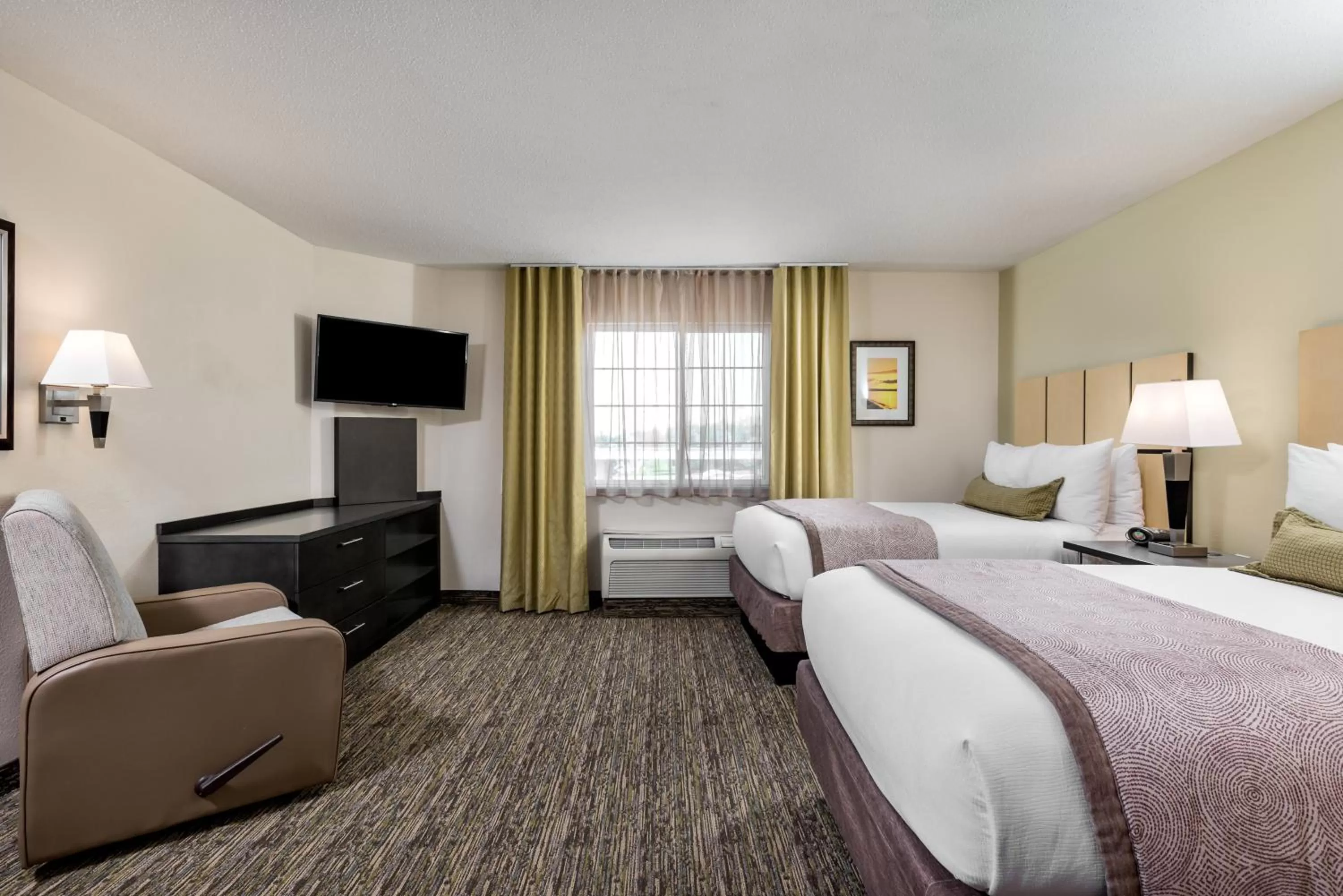 Photo of the whole room, Bed in Candlewood Suites Sterling by IHG