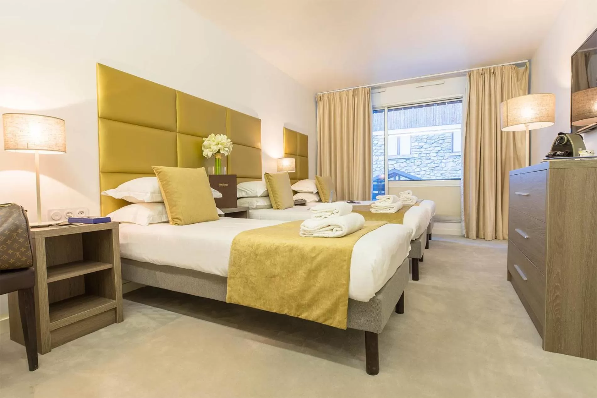 Bedroom, Bed in Madame Vacances - Hôtel Courchevel Olympic