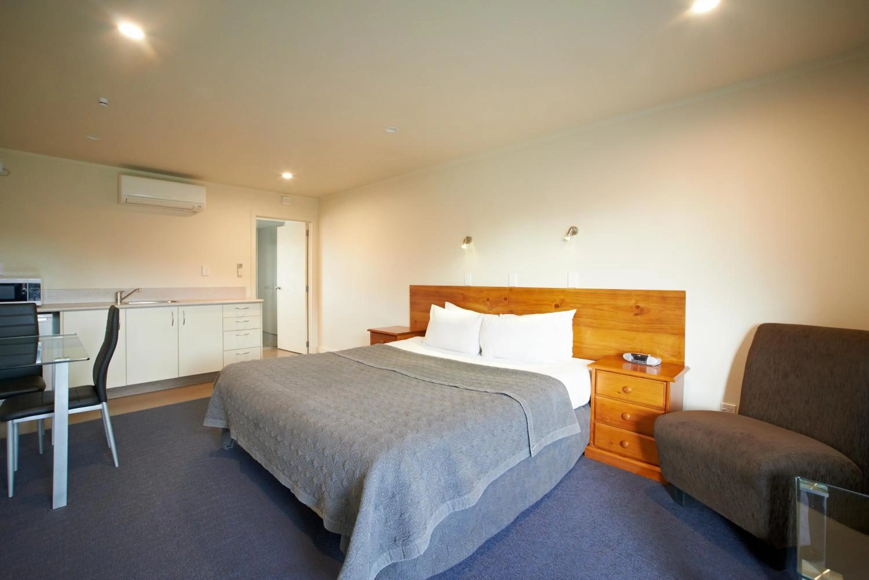 Kitchen or kitchenette, Bed in Auto Lodge Motel