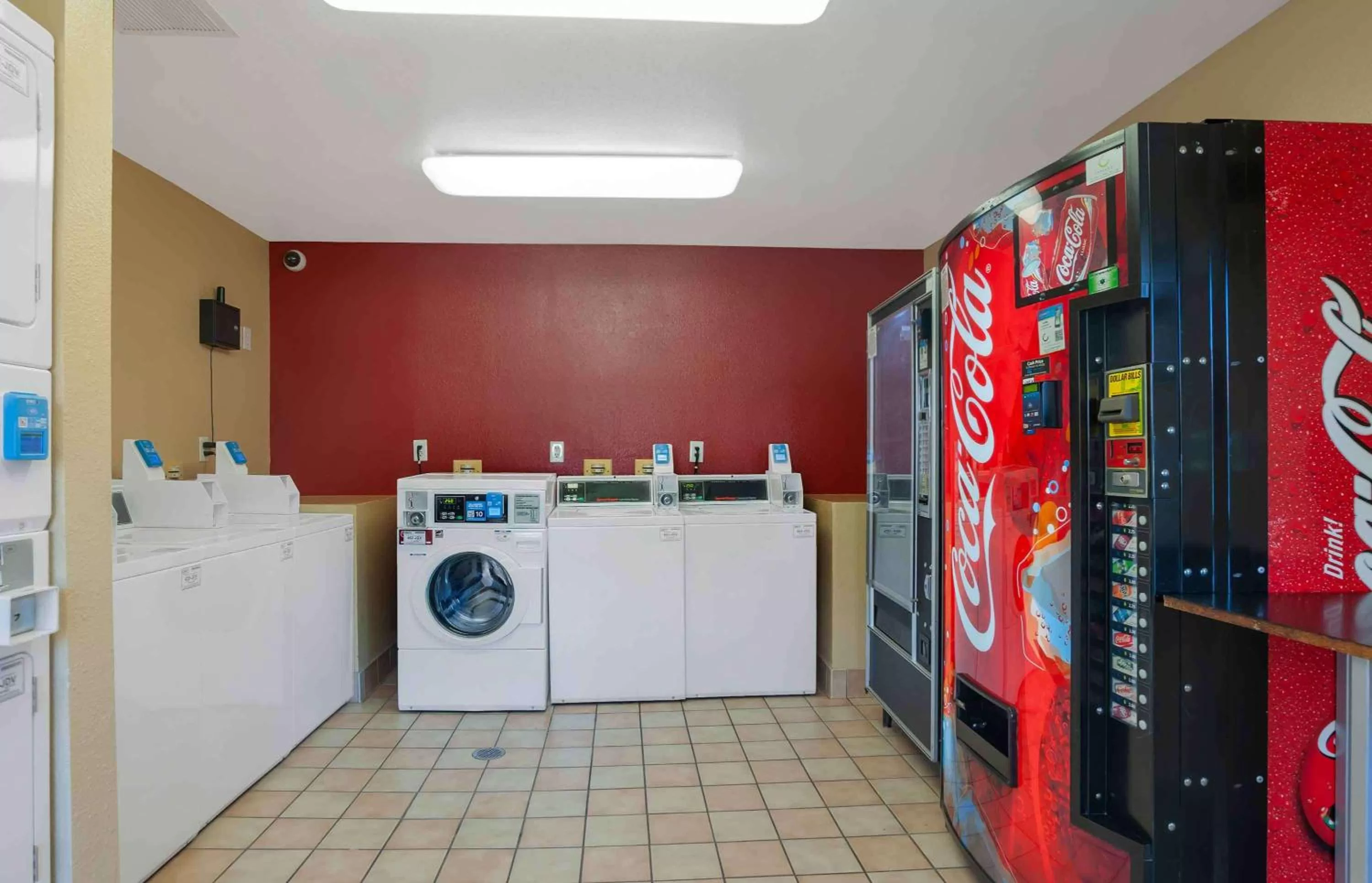 Property building in Extended Stay America Suites - San Diego - Sorrento Mesa