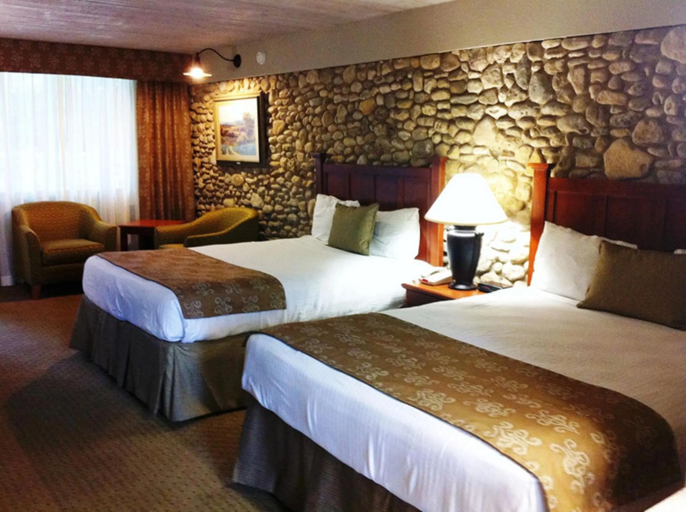 Bed in Inn of the Hills Hotel and Conference Center