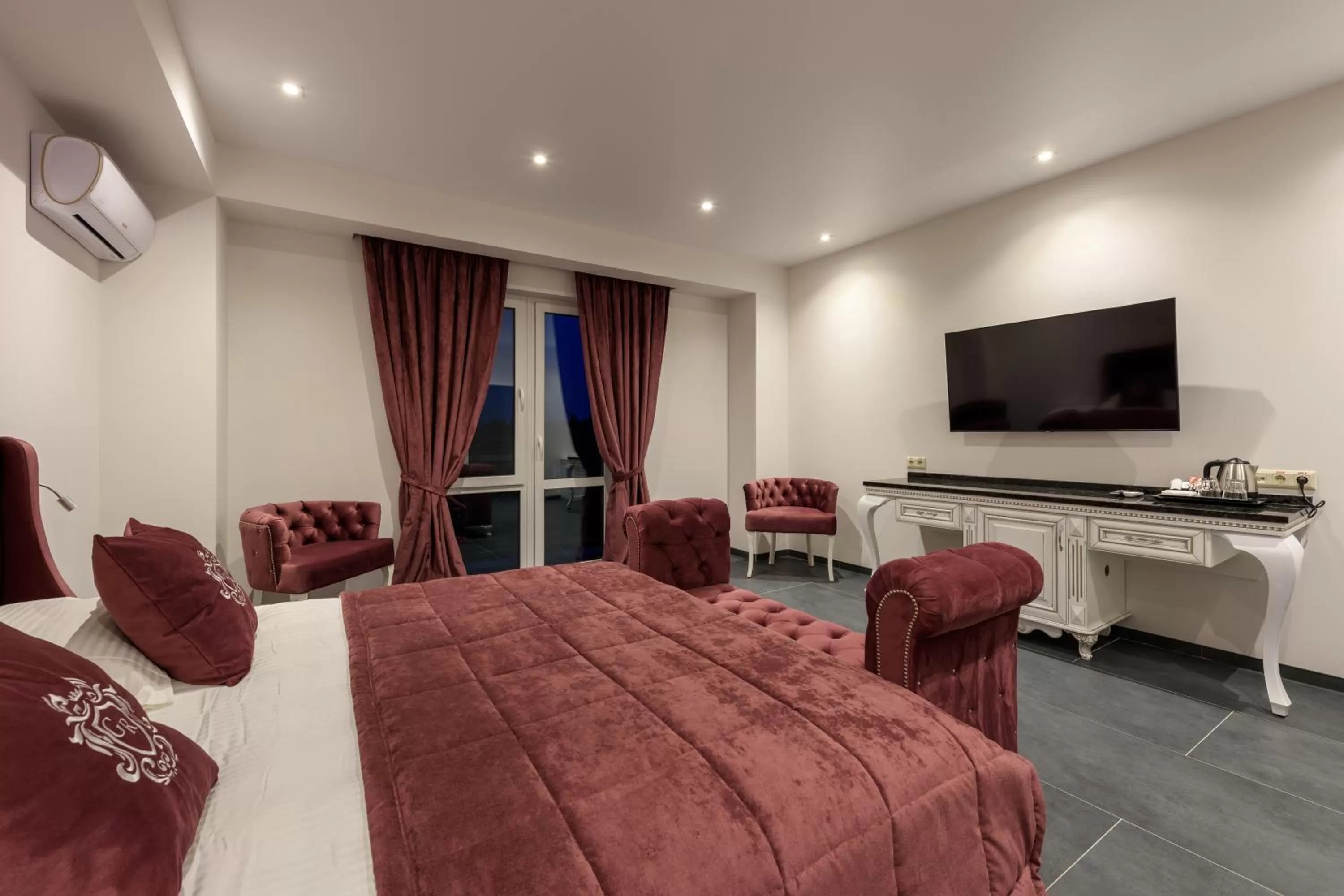 Photo of the whole room in Grand Royal