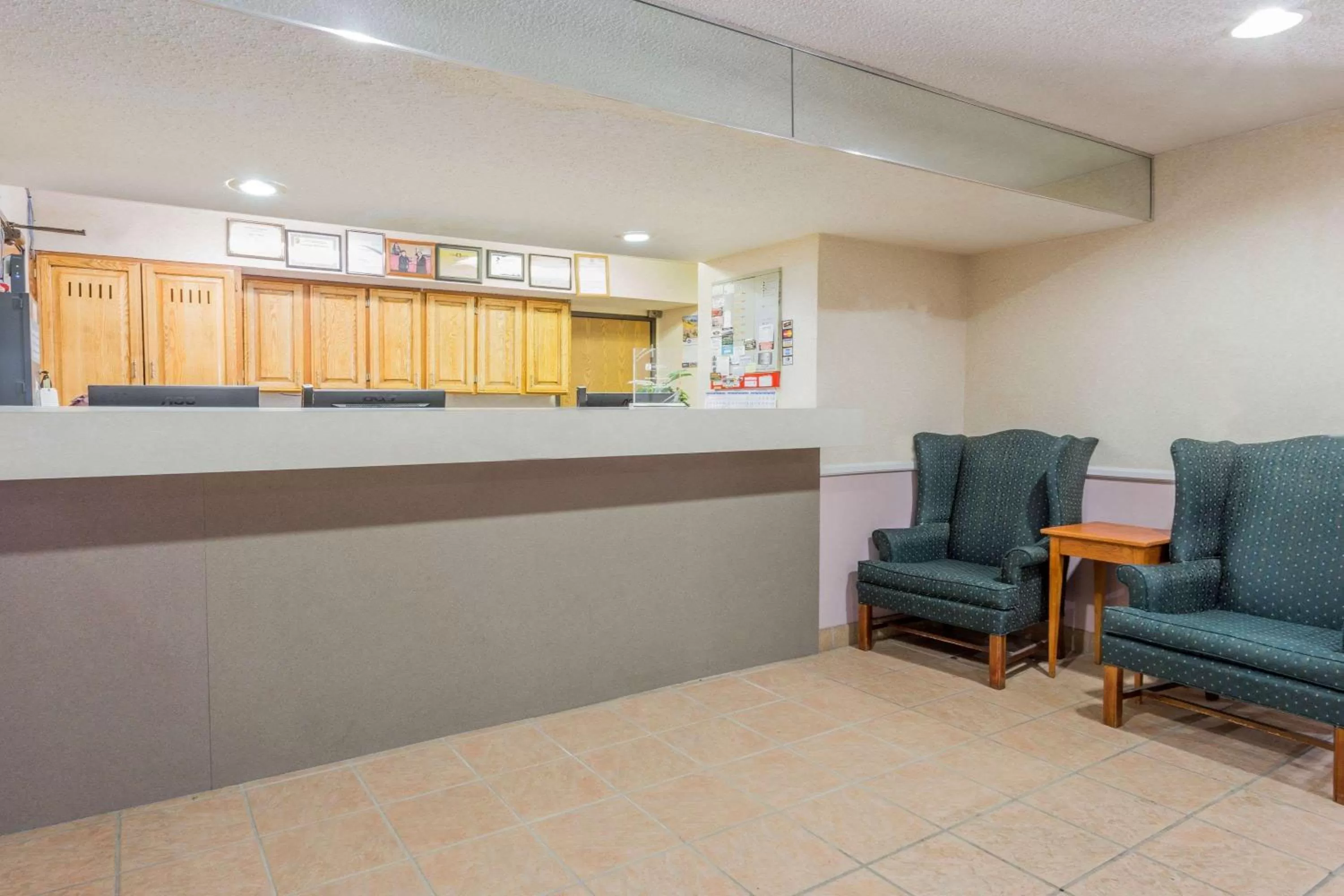 Lobby or reception in Super 8 by Wyndham St. Charles