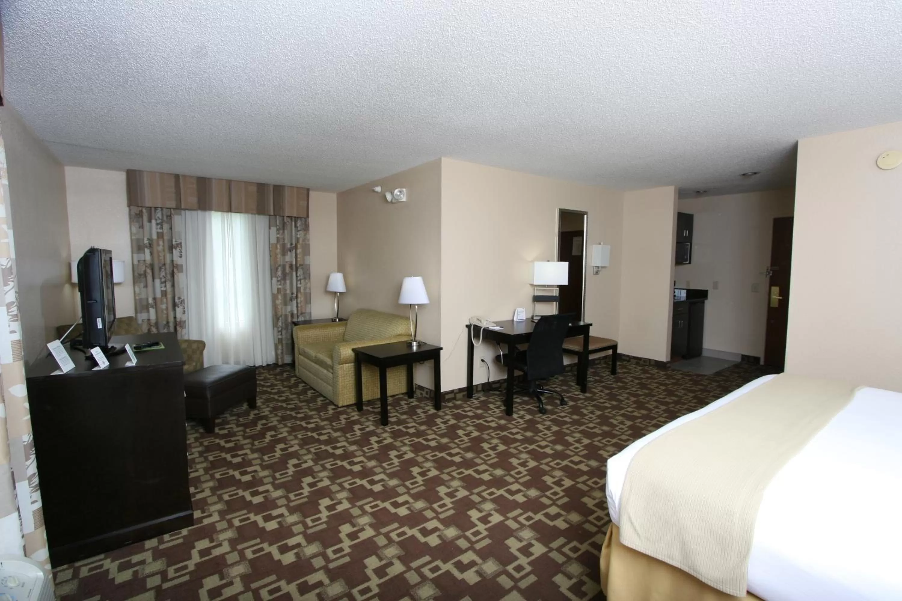 Bed in Country Inn & Suites by Radisson, Shelby, NC