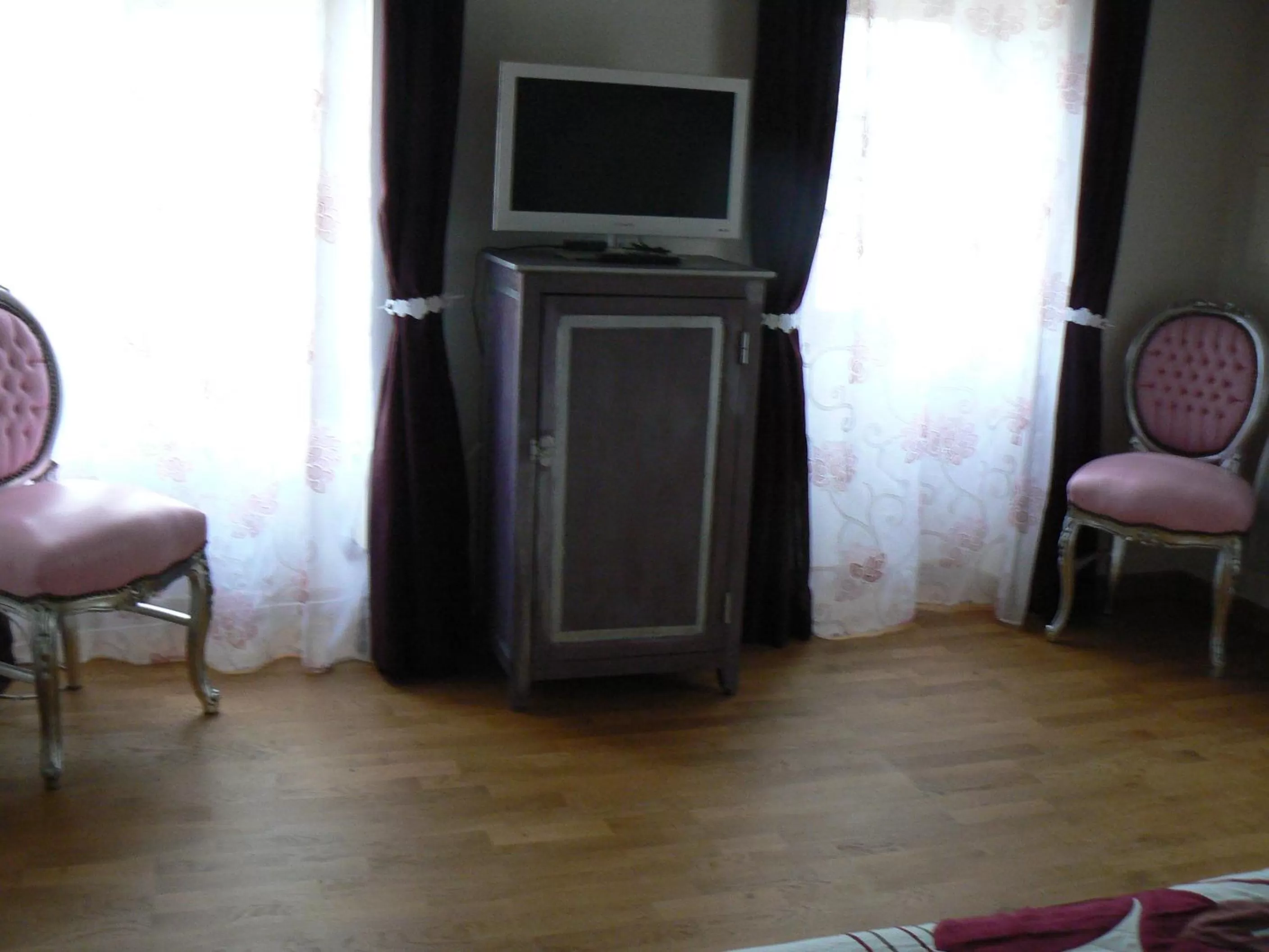 TV and multimedia, Bathroom in Le Manoir des Chapelles