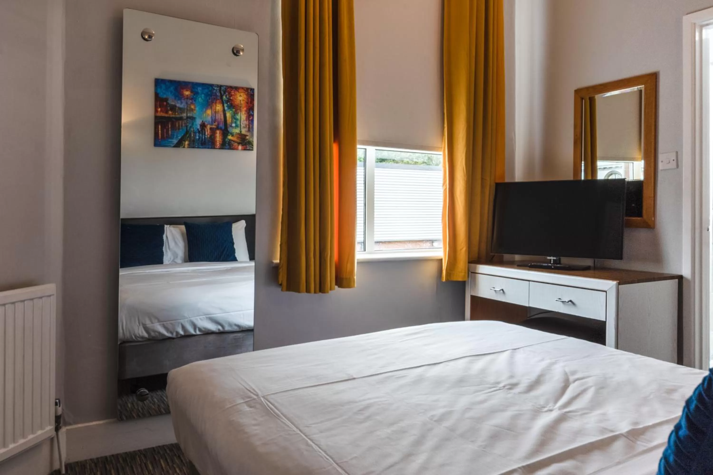 Photo of the whole room, Bed in Plough Hotel