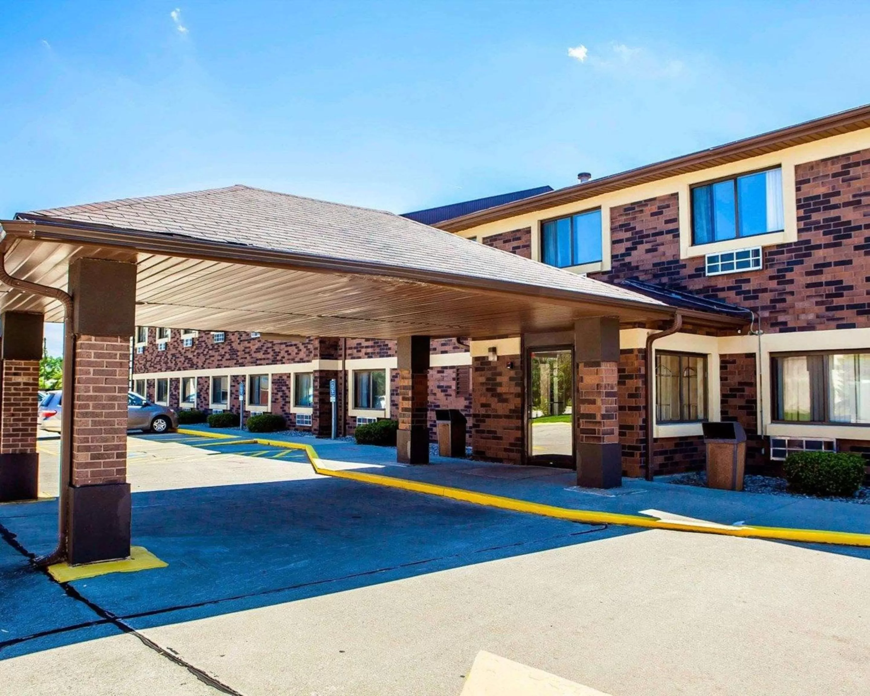 Property building in Quality Inn & Suites Champaign North - Urbana