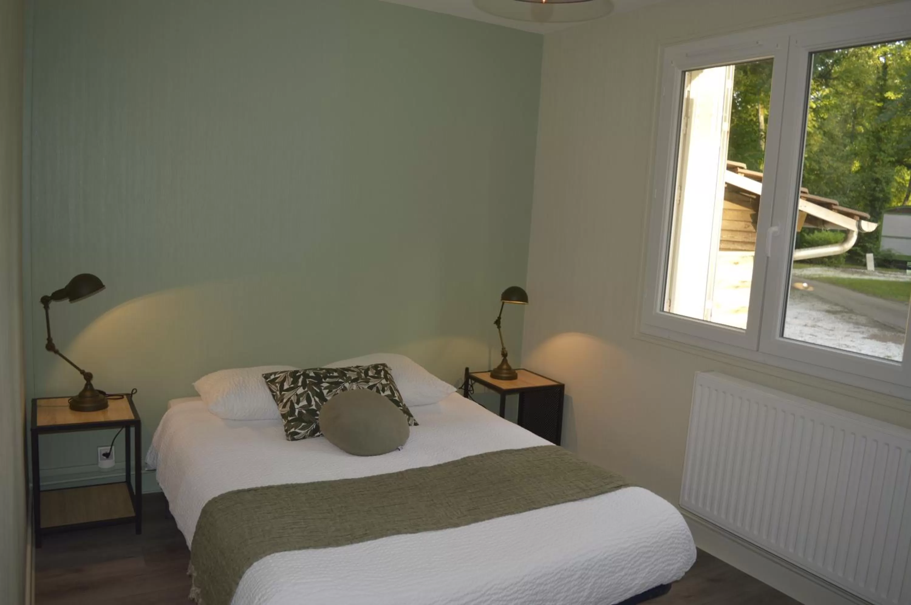 Photo of the whole room, Bed in Le Village de la Champagne - Slowmoov