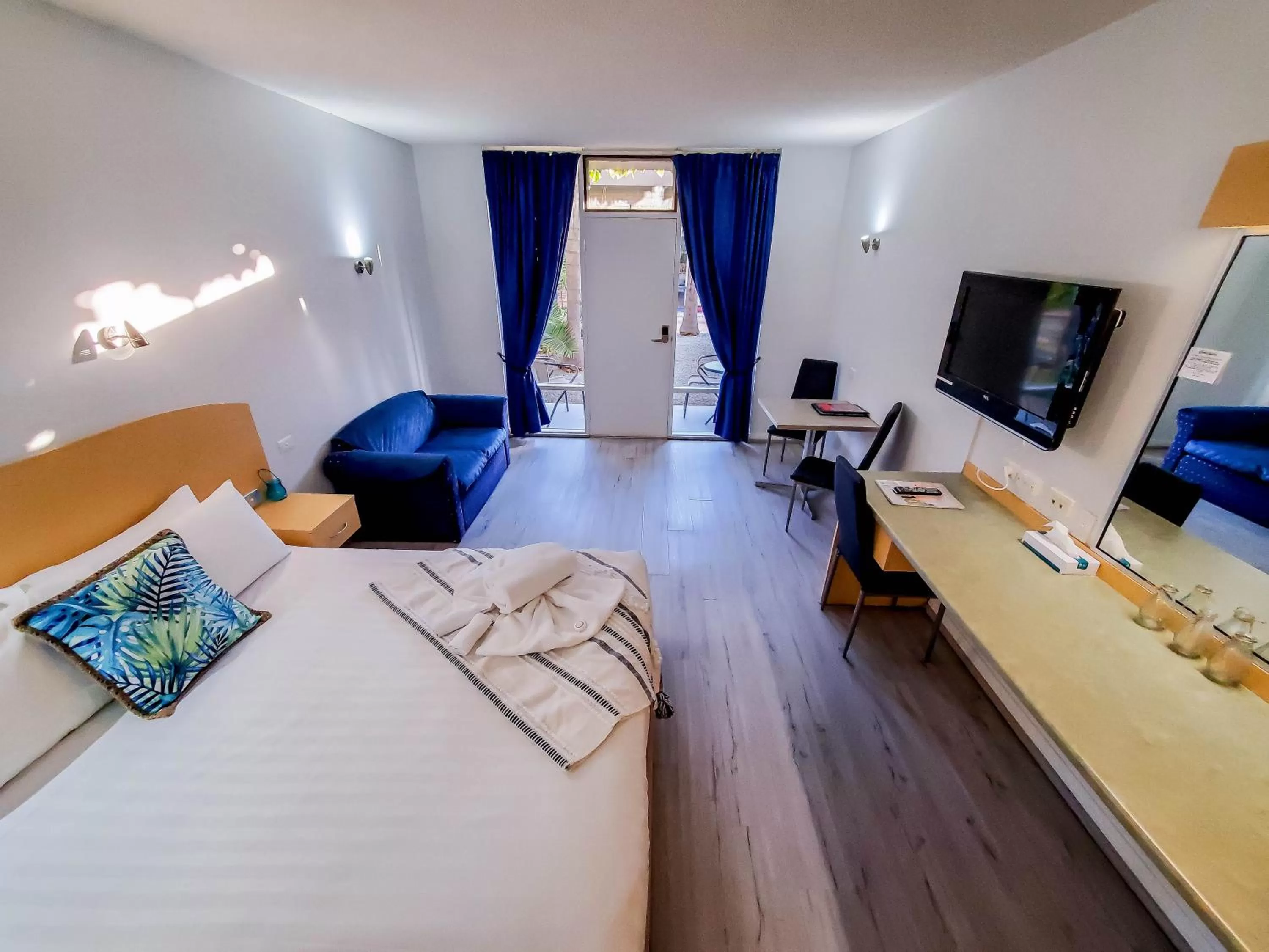 Photo of the whole room, Bed in Sandors Motor Inn